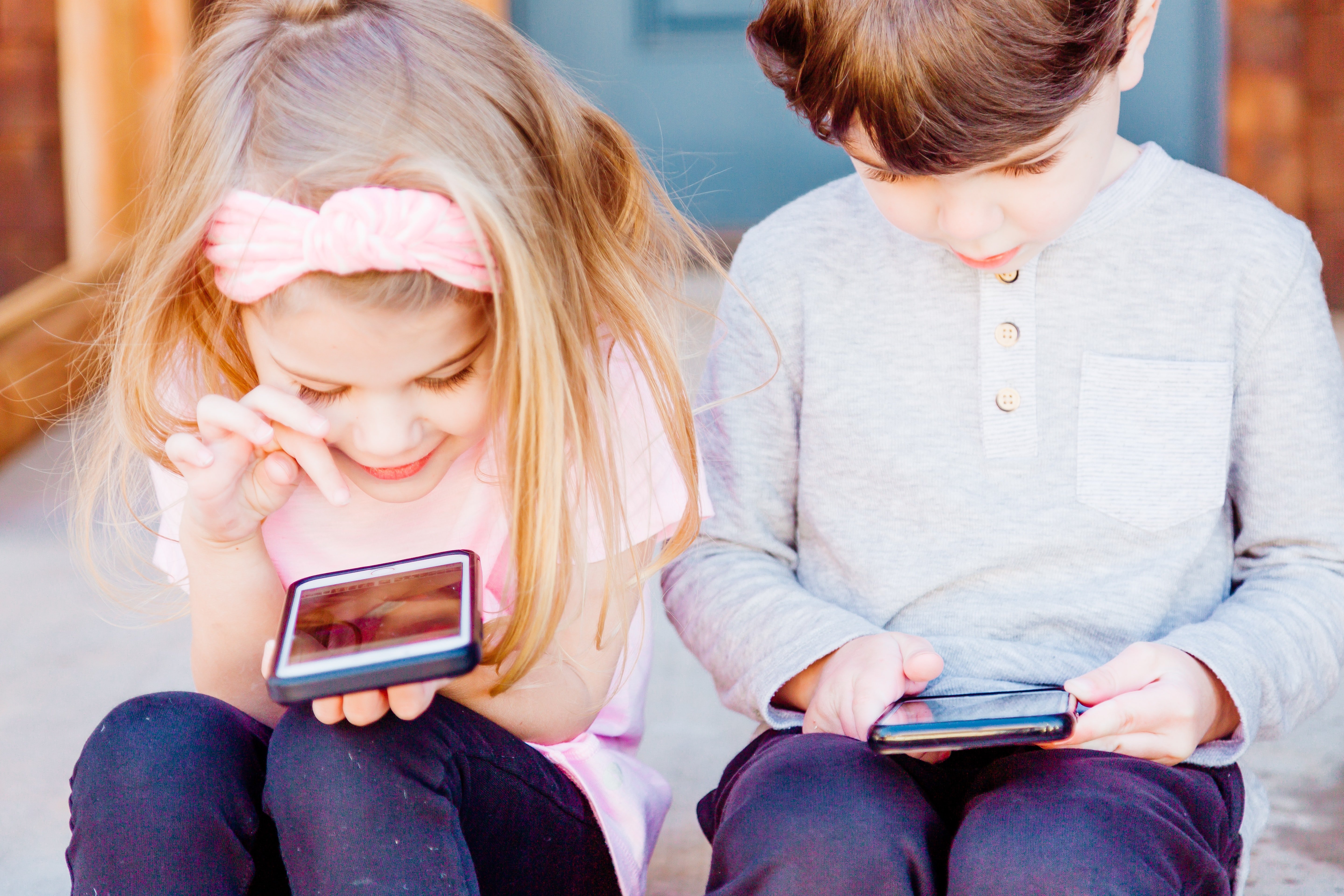 Kids using smartphones | Source: Unsplash
