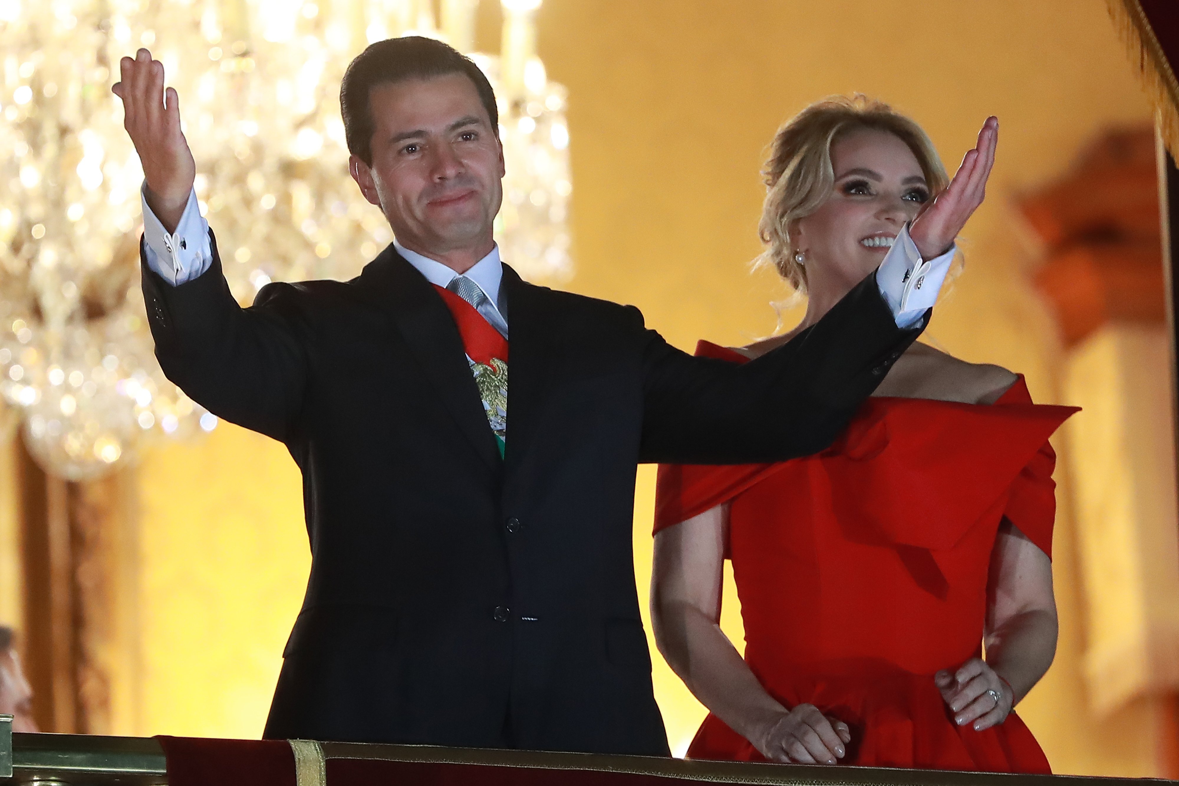 Enrique Peña Nieto y su entonces esposa Angélica Rivero en el Día de la Independencia de México de 2018 en CIudad de México. | Foto: Getty Images