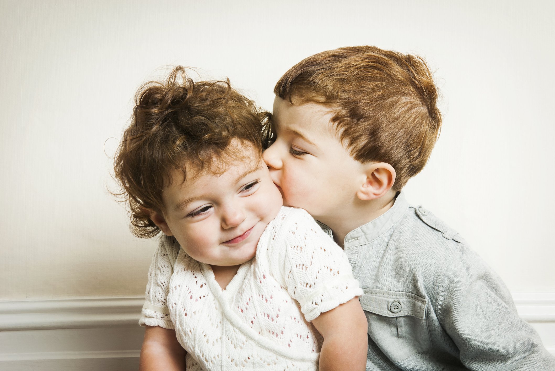 Junge küsst seine Schwester I Quelle: Getty Images