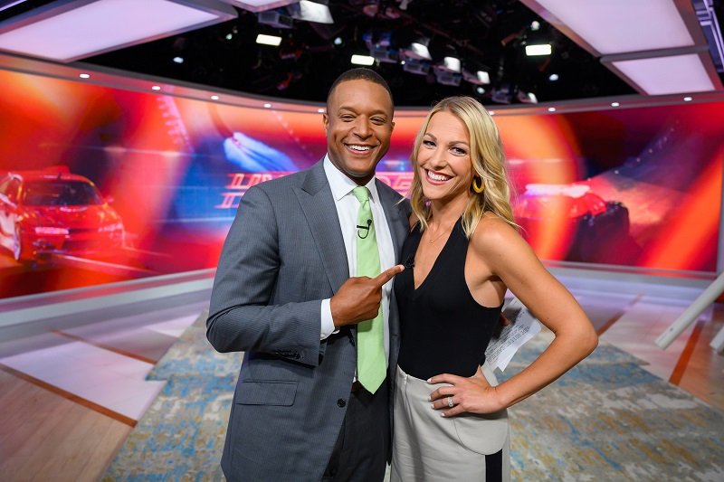 Craig Melvin and wife Lindsay Czarniak in a TV Studio on August 21, 2019 | Photo: Getty Images