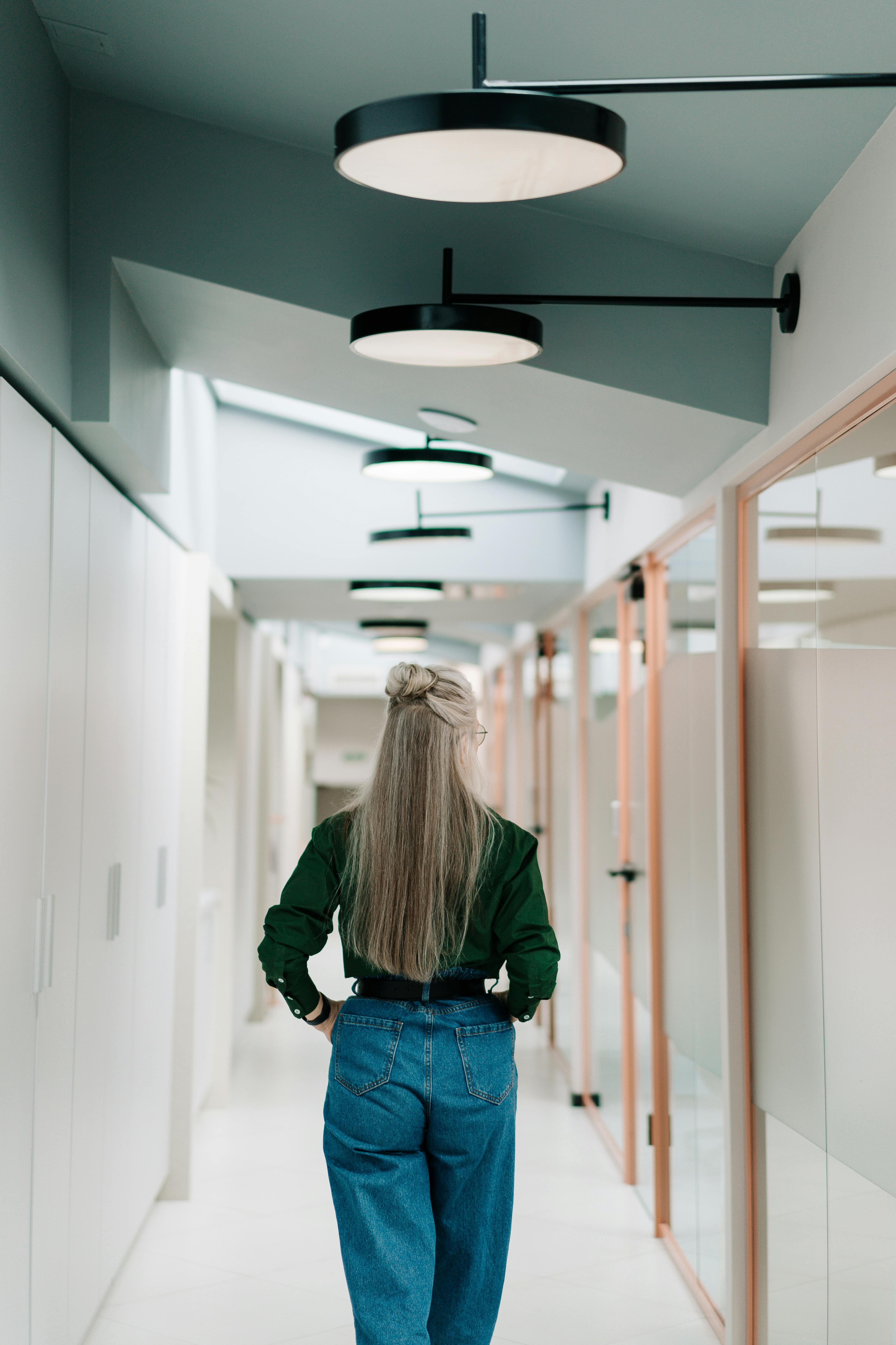 A woman walking in a corridor | Source: Pexels