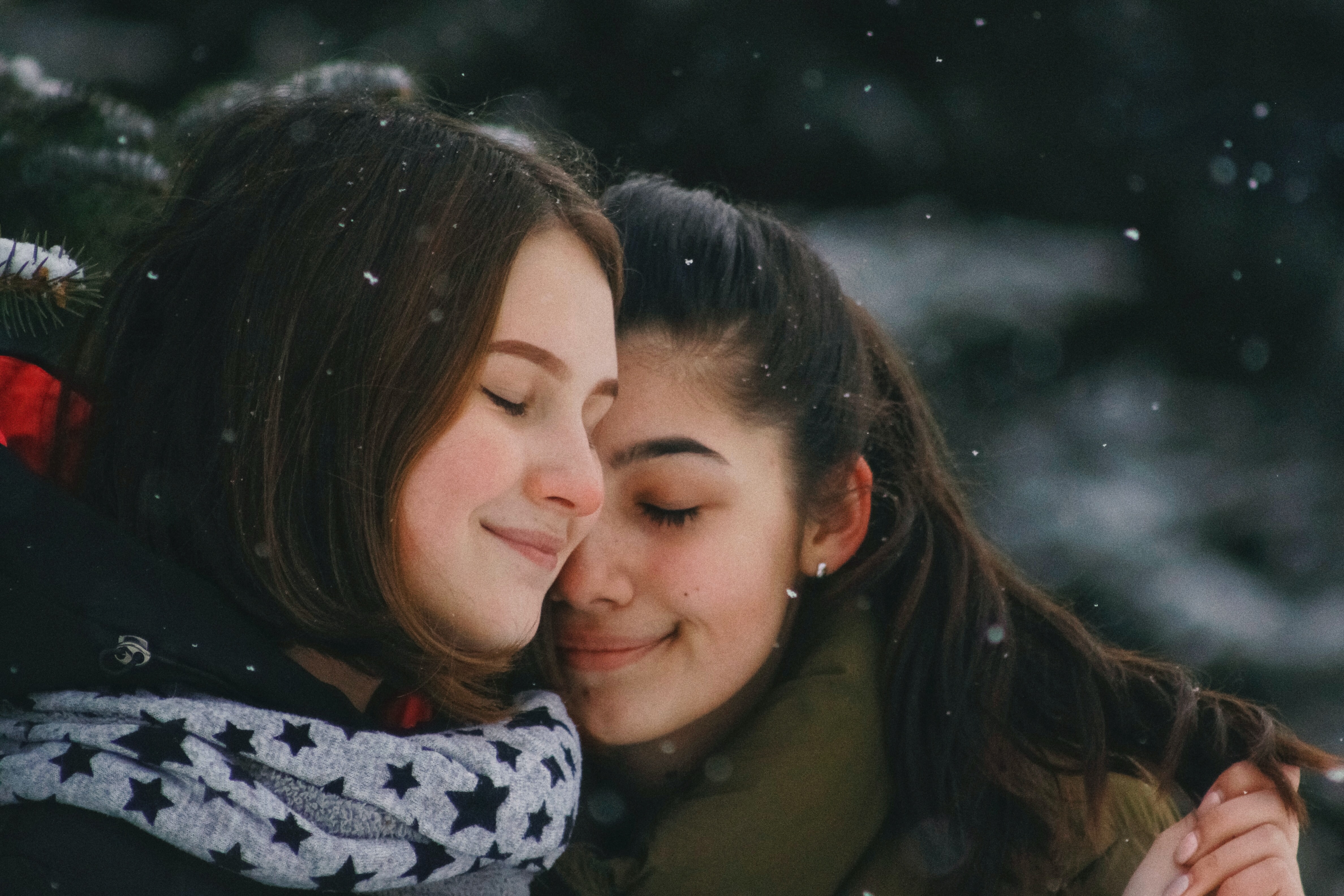 Two women enjoying a moment together. | Source: Unsplash