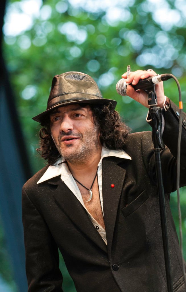 Rachid Taha se produit sur scène à Central Park SummerStage, New York, New York, le 5 juillet 2008. | Photo : Getty Images