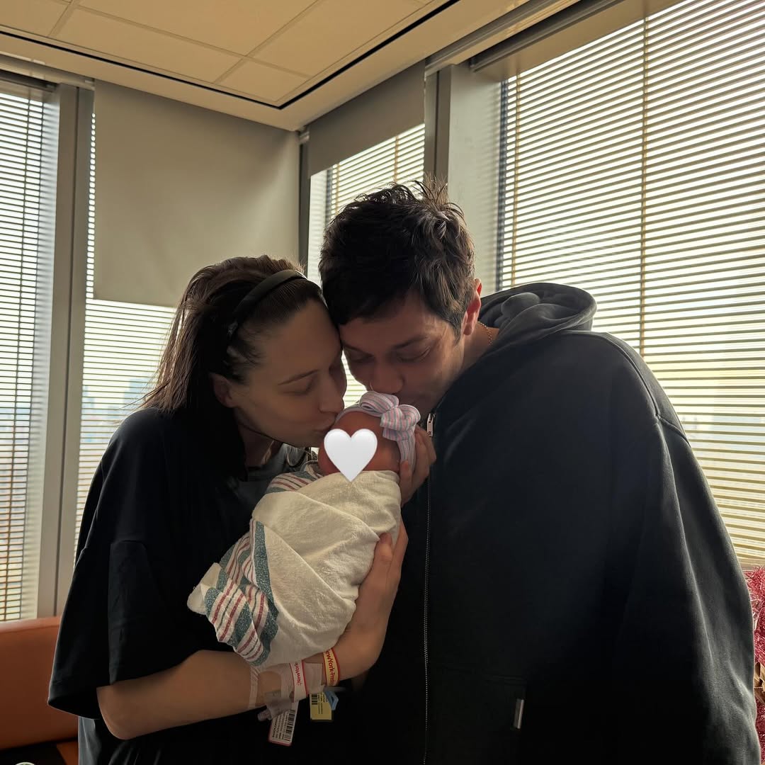Elsie Hewitt and Pete Davidson gently kiss their newborn daughter, Scottie Rose, as posted on December 18, 2025 | Source: Instagram/elsie