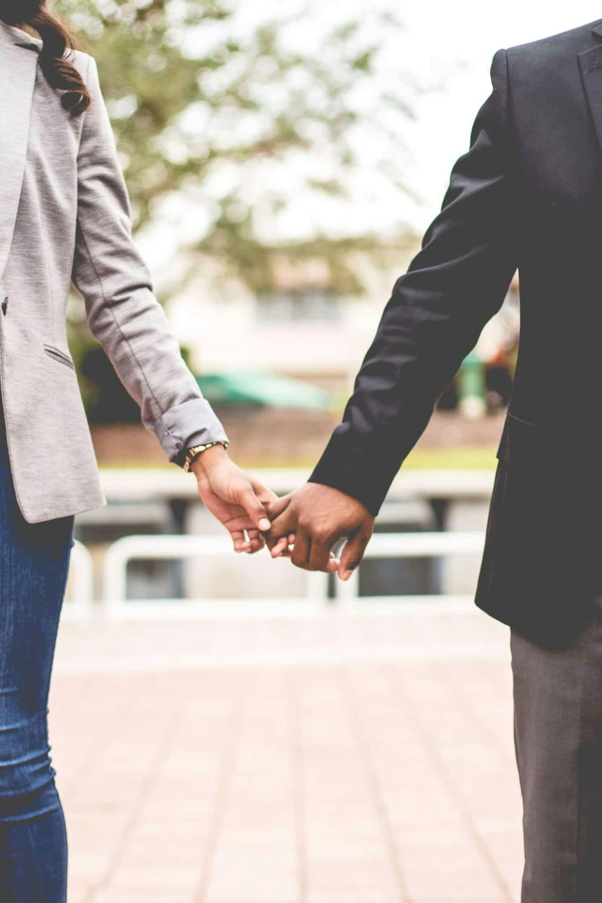 A couple holding hands | Source: Pexels