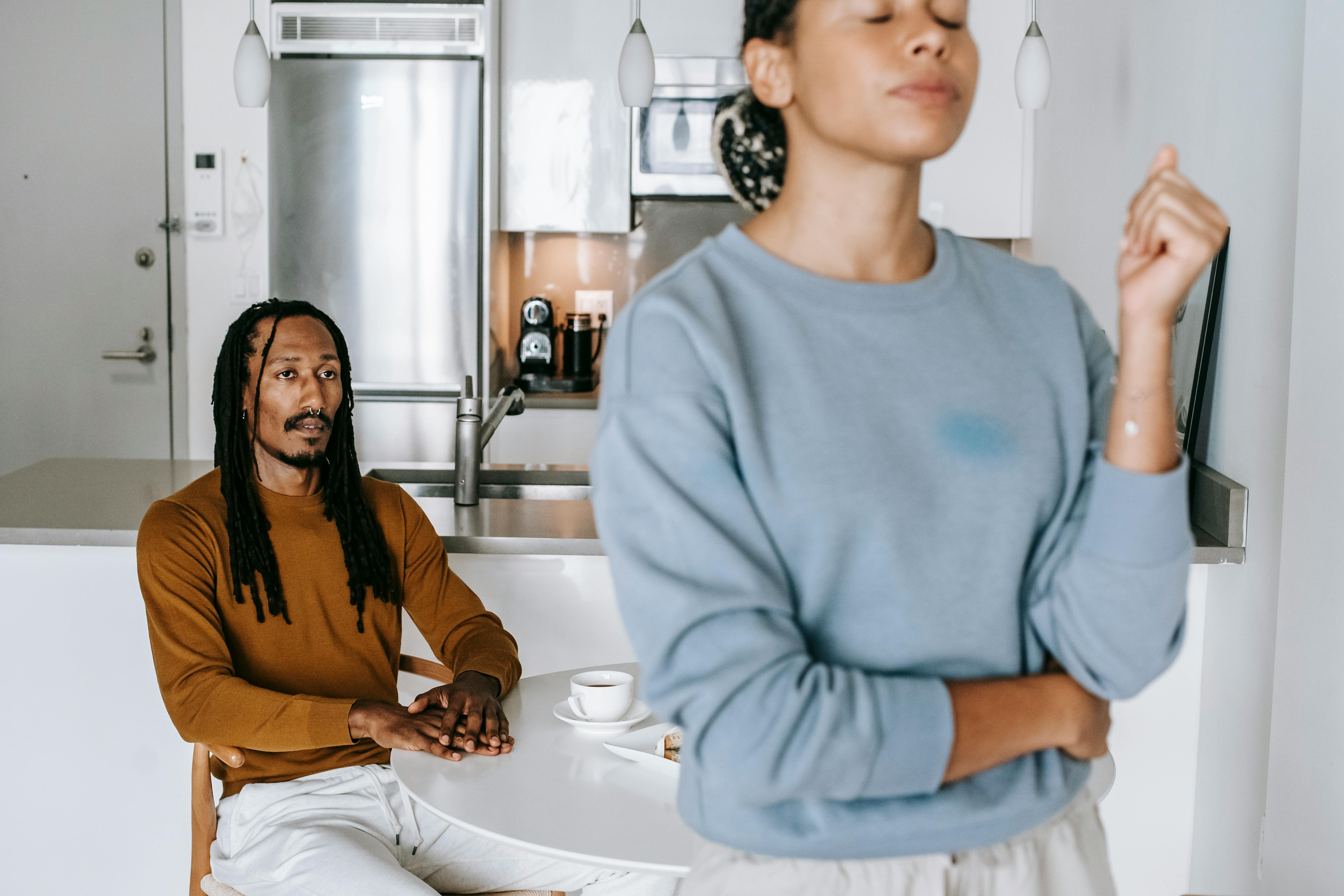 A couple arguing at home | Source: Pexels