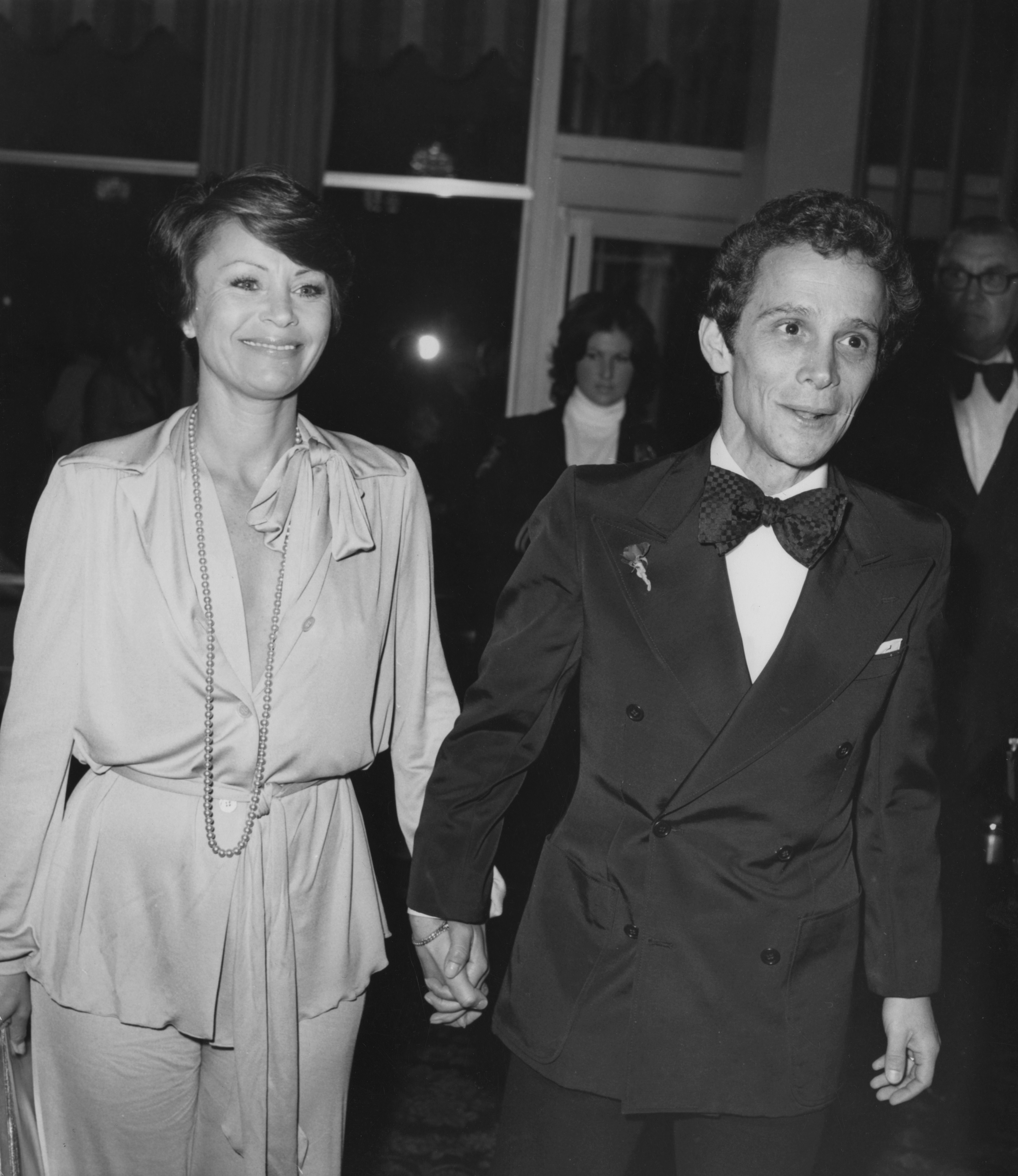 Jo Wilder met fellow actor Joel Grey on a date with another man at Du-par restaurant in Los Angeles. | Source: Getty Images