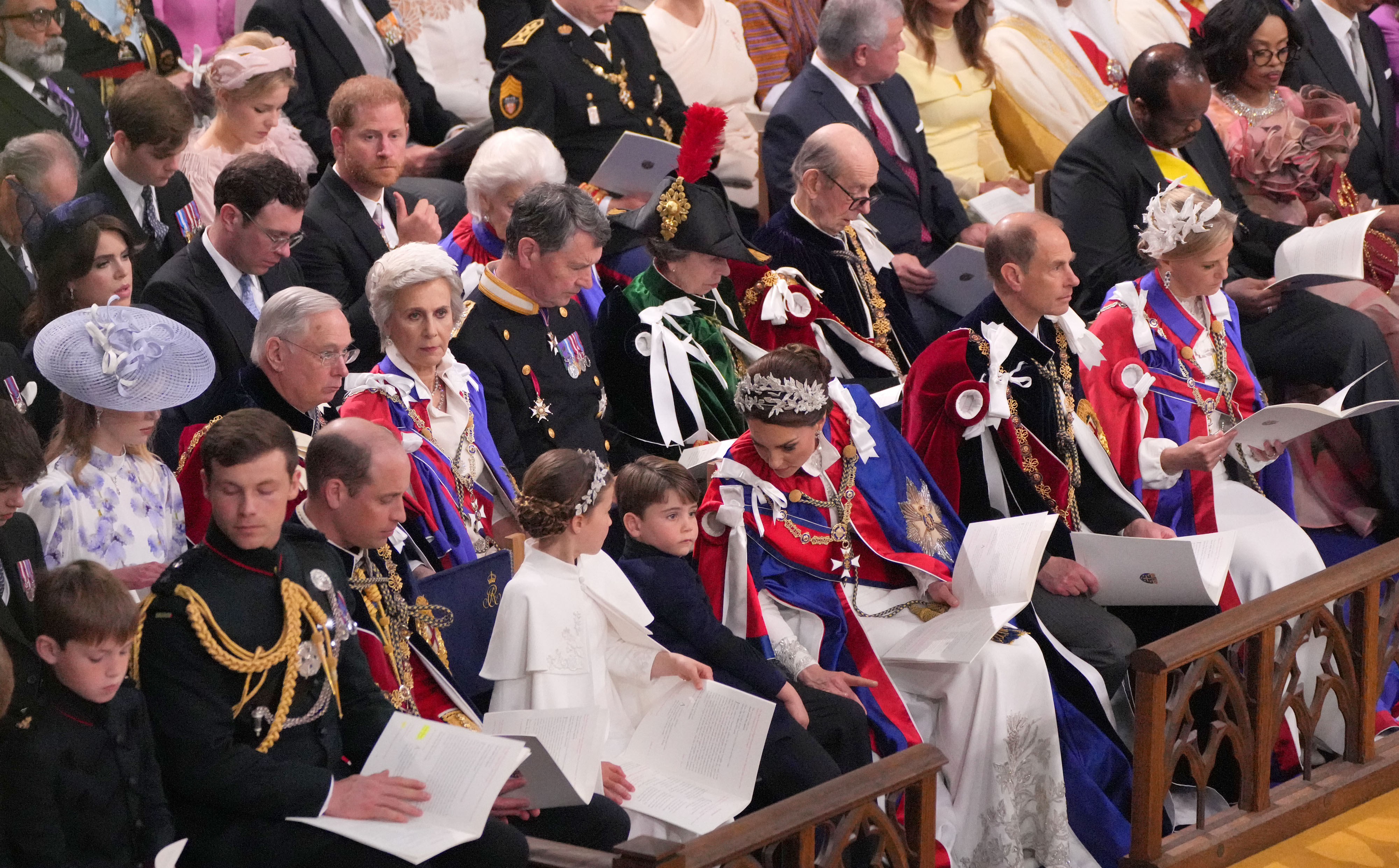 Prinz Harry sitzt in der dritten Reihe bei der Krönungszeremonie von König Charles III. und Königin Camilla in der Westminster Abbey am 6. Mai 2023 in London, England. | Quelle: Getty Images
