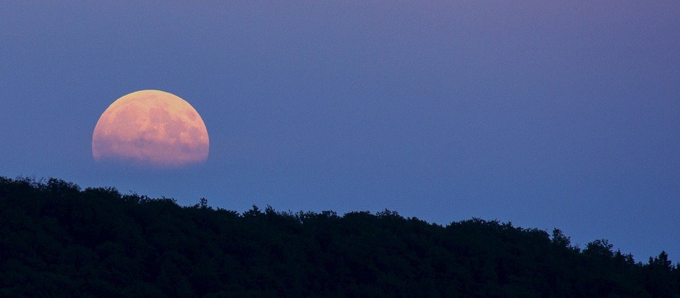 Vista de Superluna sobre una montaña. | Imagen: Pixabay Vista de Superluna sobre una montaña. | Imagen: Pixabay