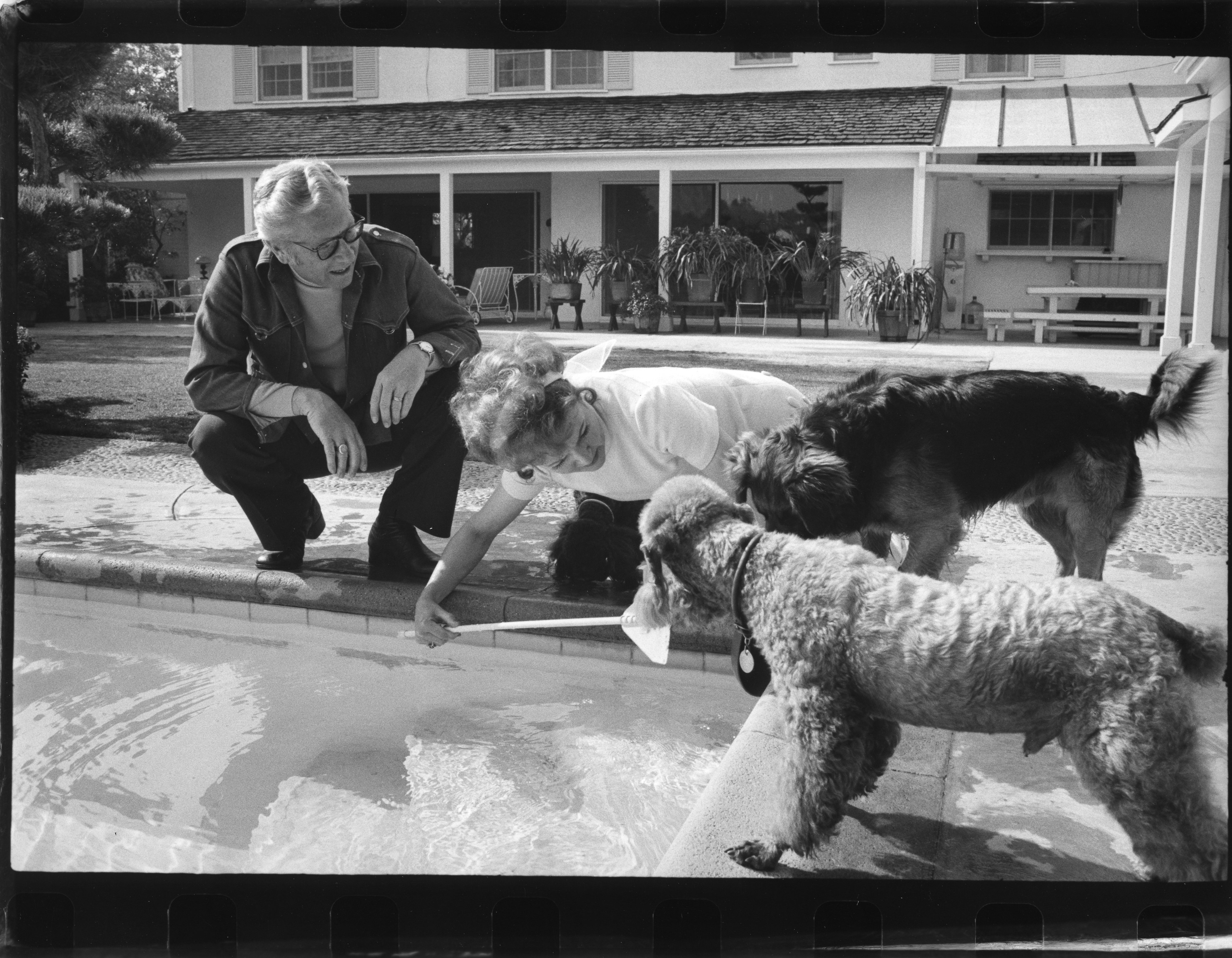 Betty White and Allen Ludden at home in February 1972 | Source: Getty Images 