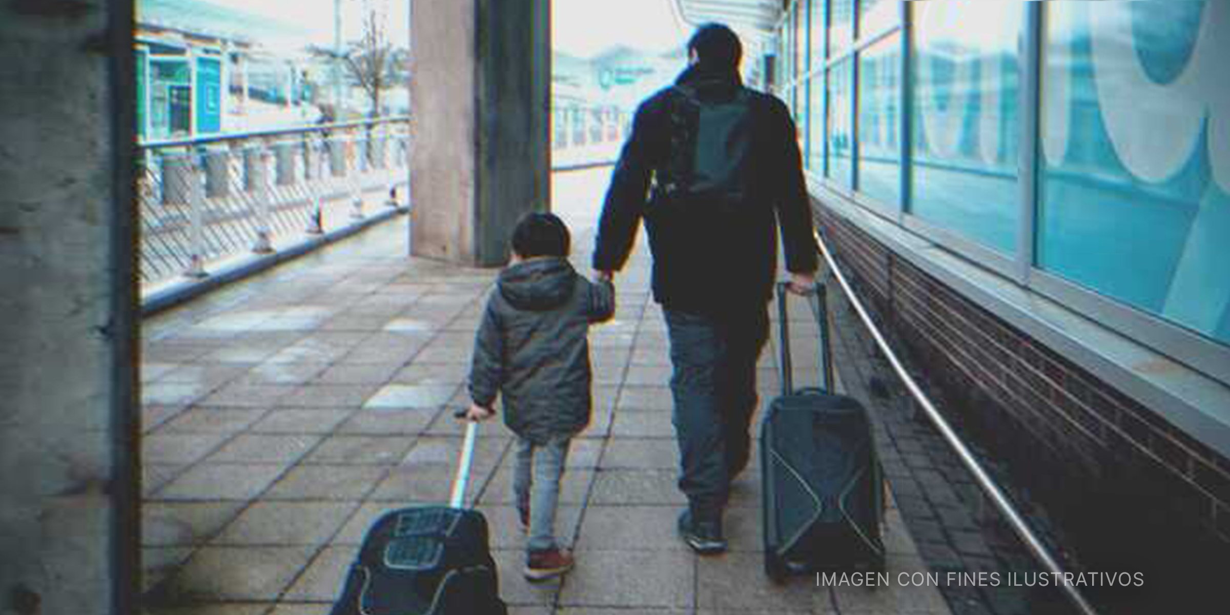 Padre e hijo caminando con unas maletas | Foto: Shutterstock