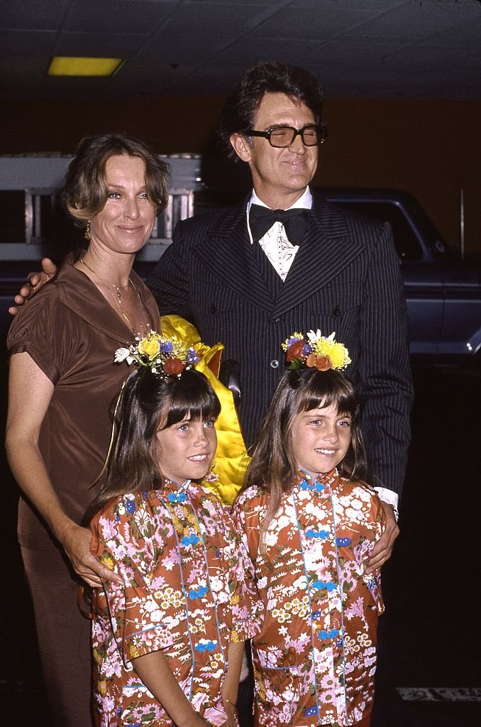 Lindsay and Sidney Greenbush with their parents actor Billy Green Bush and Carole Kay Bush circa 1980 in Los Angeles | Photo: Getty Images