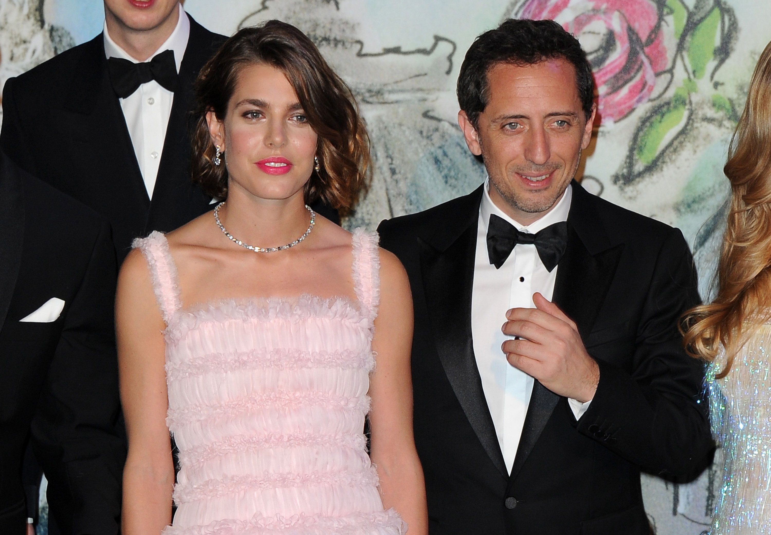 Charlotte Casiraghi et Gad Elmaleh assistent au "Bal De La Rose Du Rocher" au profit de la Fondation Princesse Grace - 150e anniversaire de la SBM au Sporting Monte-Carlo le 23 mars 2013 à Monte-Carlo, Monaco. | Photo : Getty Images
