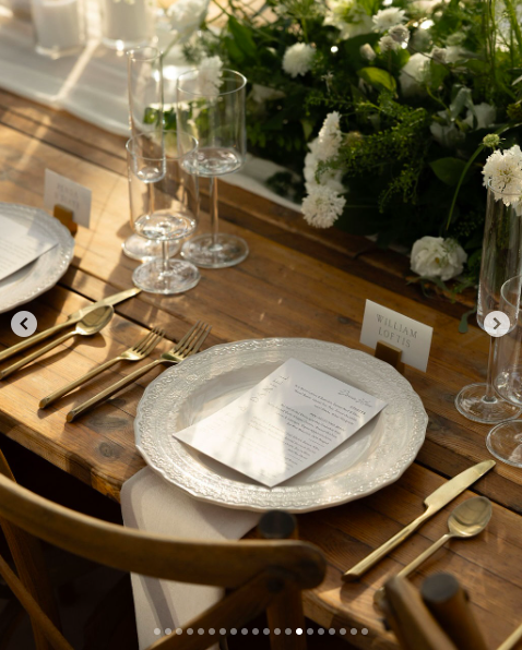 A view of the table settings at the reception. | Source: Instagram/samkoma.world and maksmaakphoto