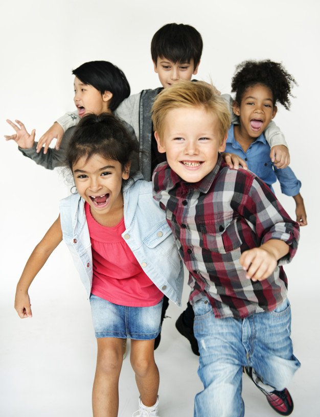 Grupo de niños corriendo / Imagen tomada de: Freepik