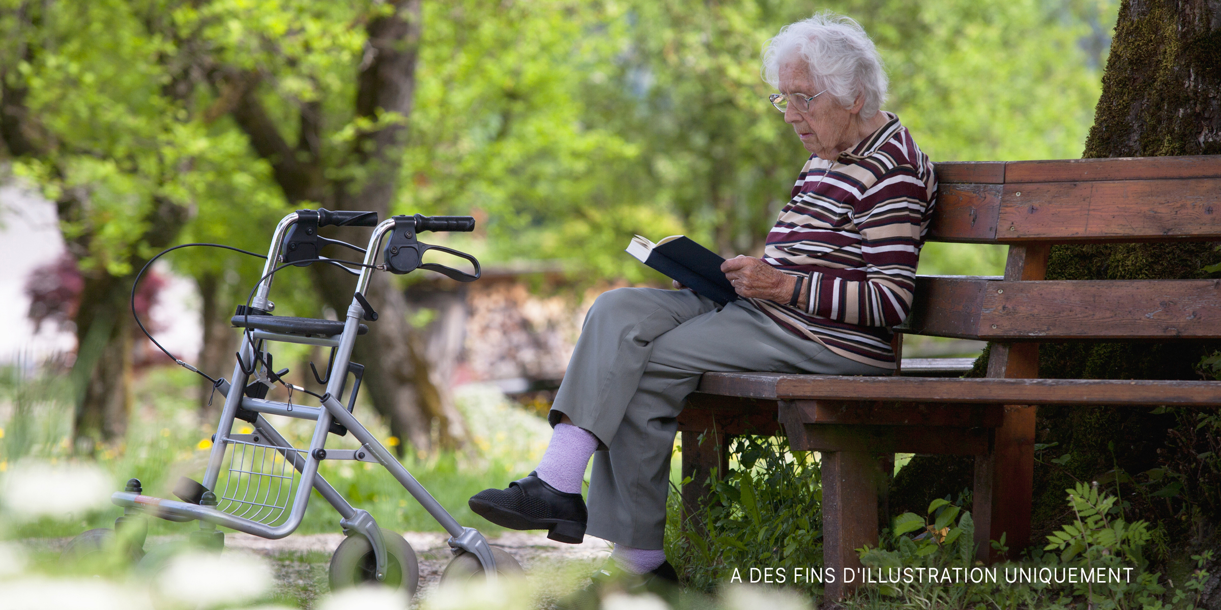 Une vieille dame assise sur un banc | Source : Getty Images