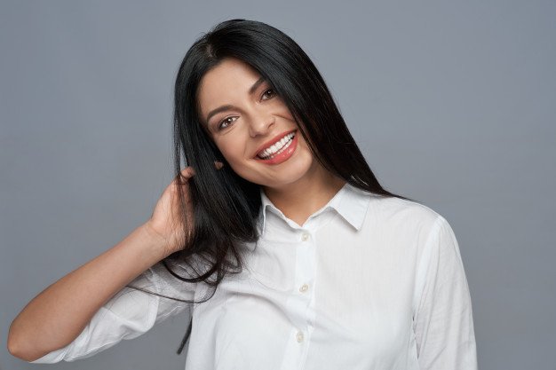 Retrato de una mujer con pelo negro. | Foto: Freepik