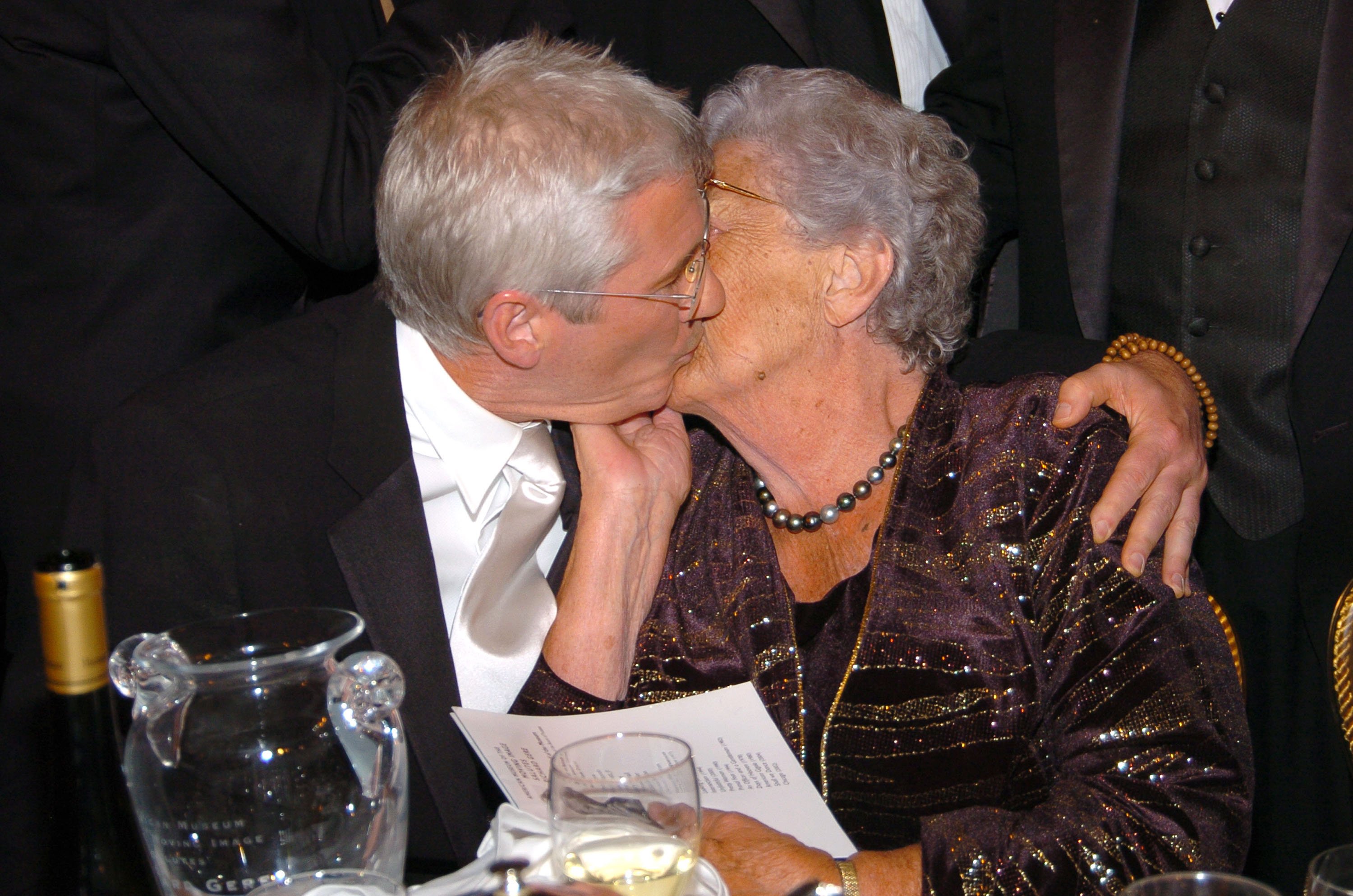 Richard Gere y su madre Doris Gere durante la 19ª gala benéfica anual del American Museum of the Moving Image - Salute to Richard Gere en el Hotel Waldorf Astoria, el 20 de abril de 2004 en Nueva York. ┃ Foto: Getty Images