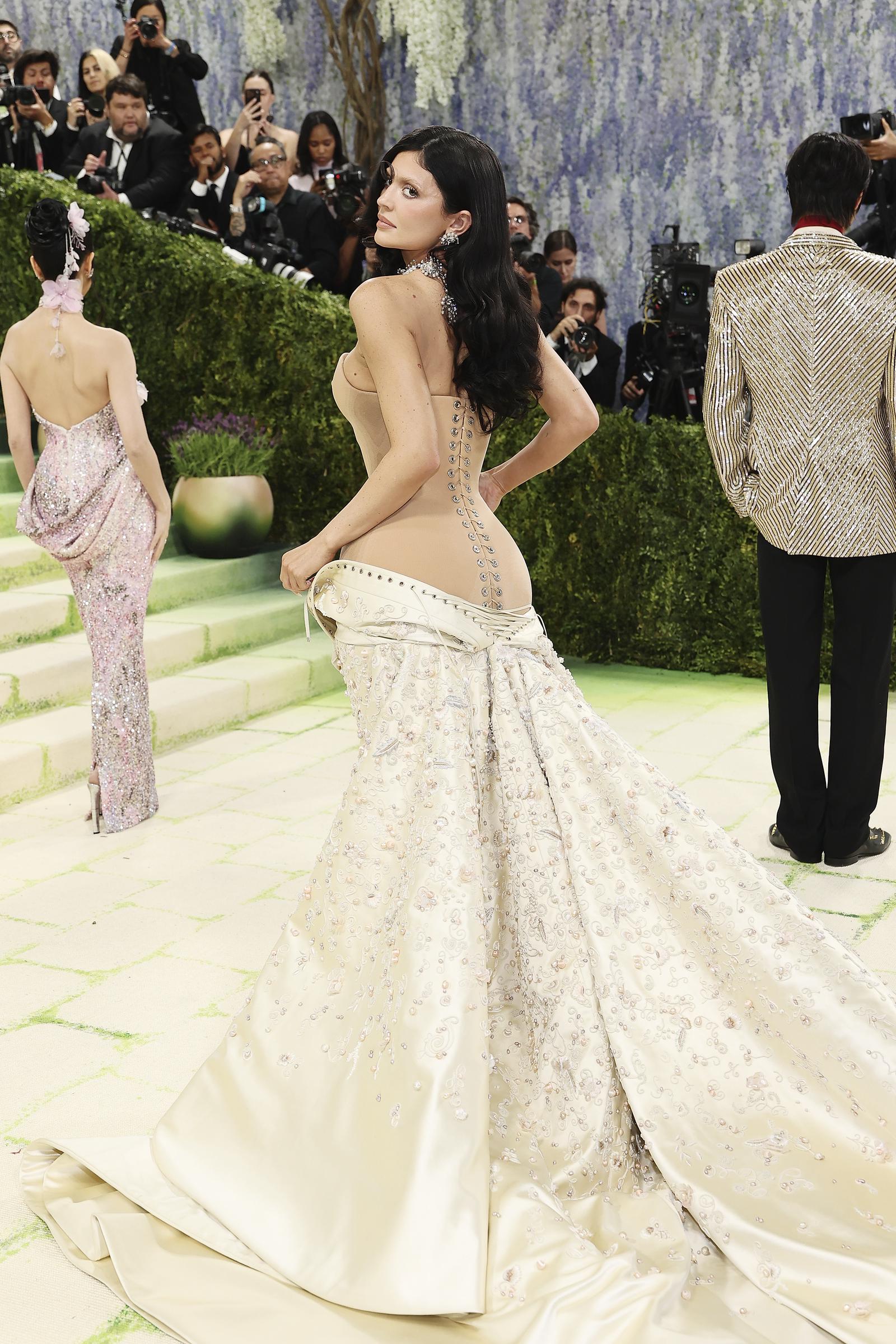 Kylie Jenner glances back while making her way across the carpet | Source: Getty Images