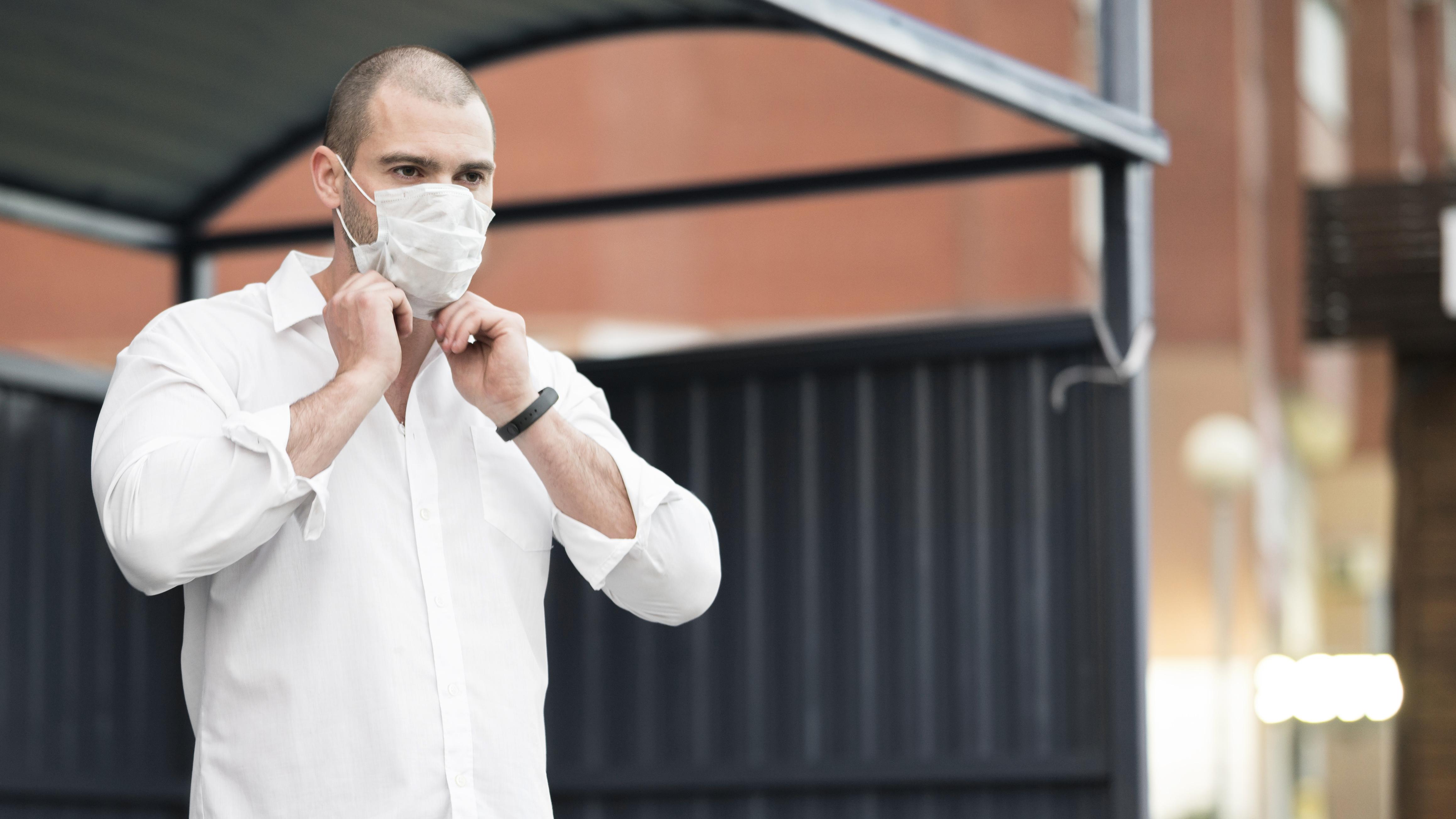 Hombre con mascarilla. │ Foto: Freepik