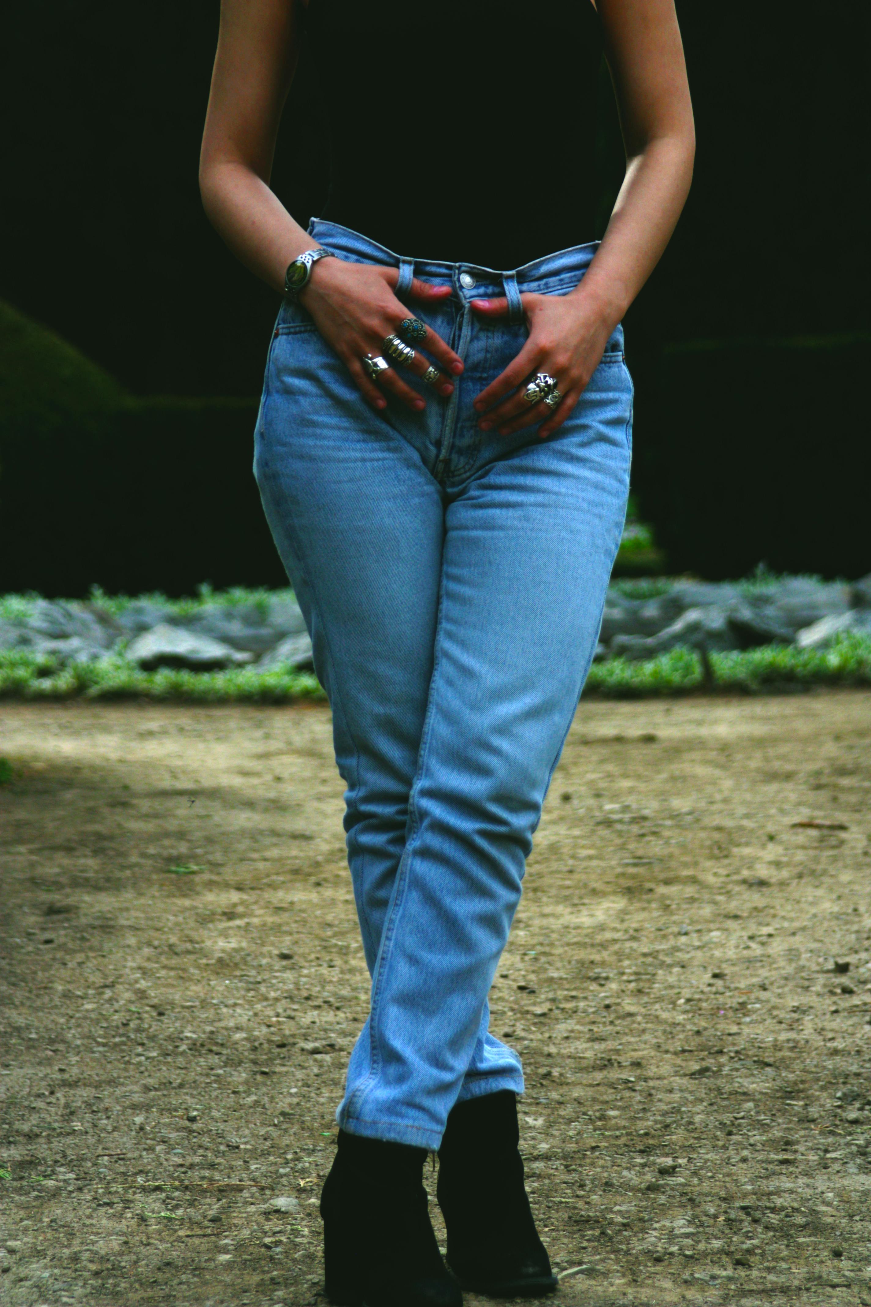 A woman wearing a pair of blue jeans | Source: Pexels