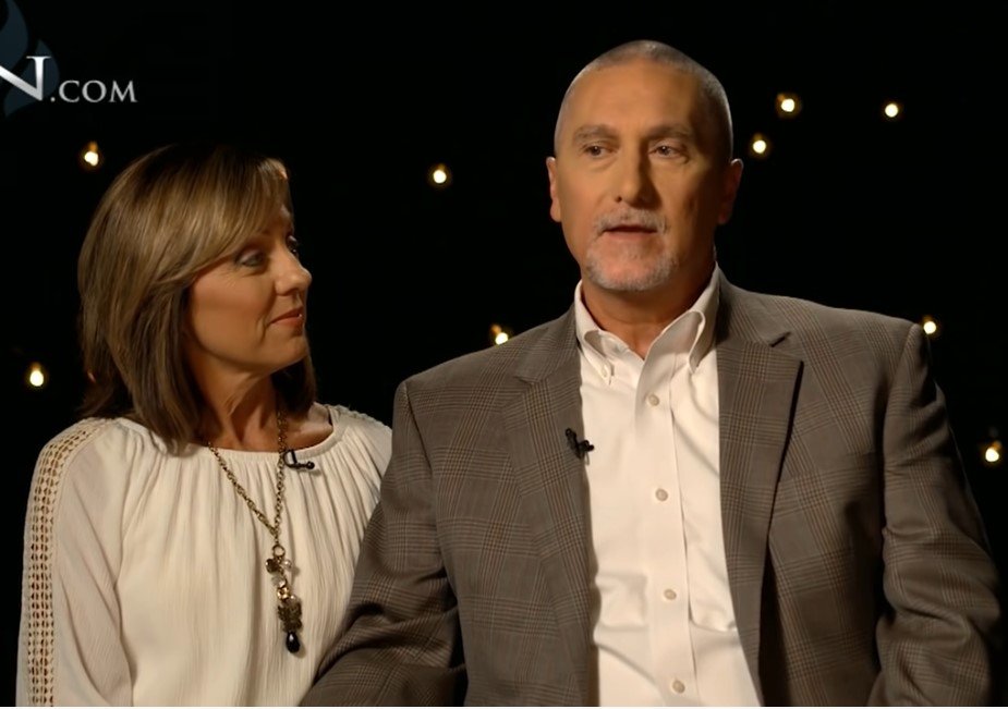 Picture of Chuck and Kim Walker  | Source: youtube.com/CBN - The Christian Broadcasting Network