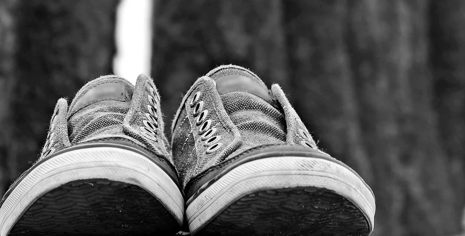 Zapatos tipo 'converse' secándose al aire libre. | Foto: Pixabay