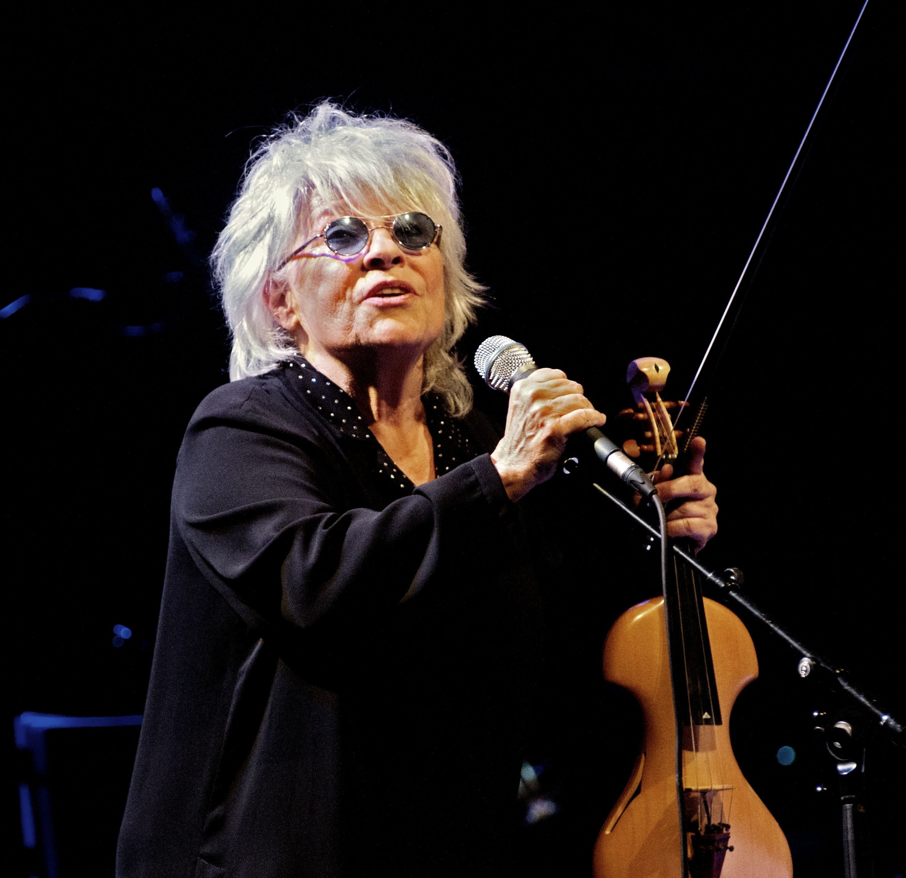 Catherine Lara est sur scène lors d'un concert à l'Alhambra Paris, le 12 avril 2013 à Paris, France. | Photo : Getty Images Catherine Lara est sur scène lors d'un concert à l'Alhambra Paris, le 12 avril 2013 à Paris, France. | Photo : Getty Images