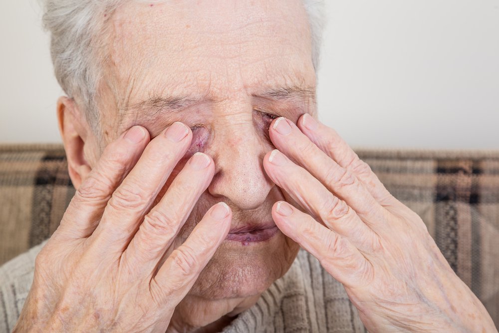 Anciano tocándose los ojos. | Foto: Shutterstock