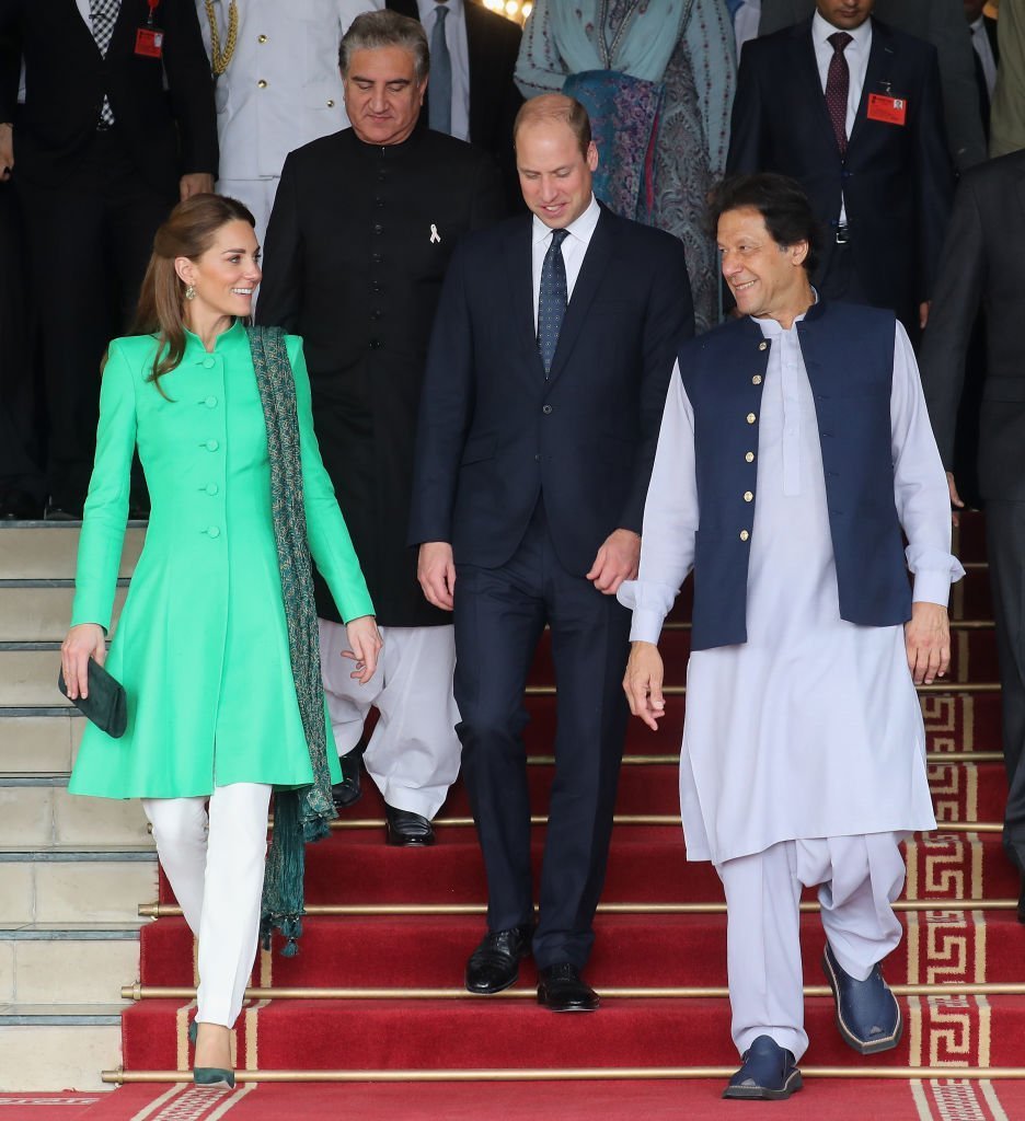 Kate Middleton and Prince Willia leave after meeting Pakistan's Prime Minister Imran Khan at his official residence. | Photo: Getty Images
