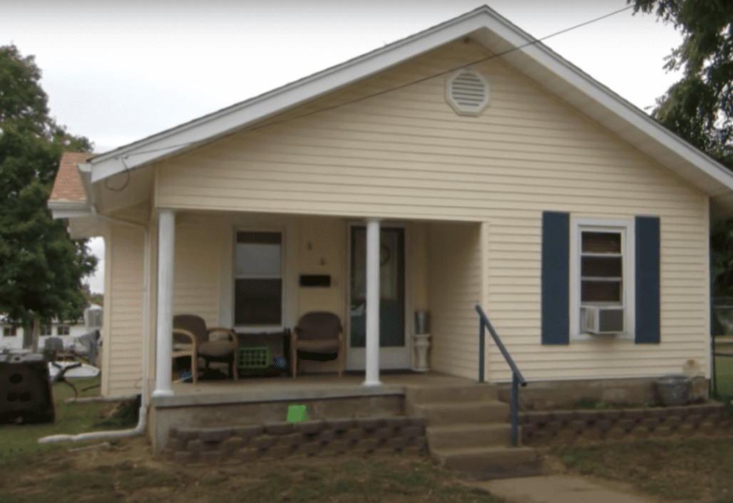 The house in Marleen Brooks's neighborhood. | Source: youtube.com/CBS Evening News