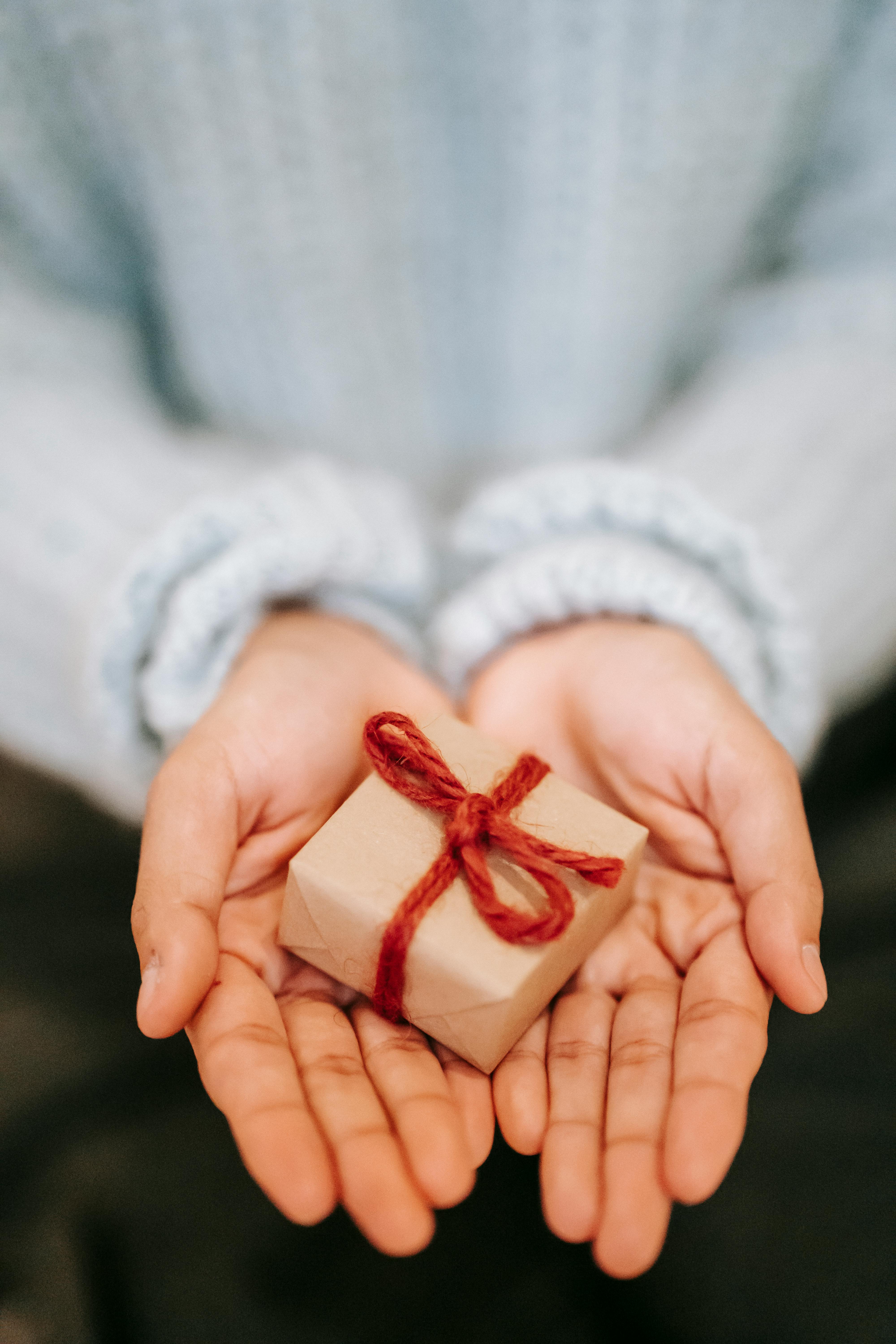 A person holding a small gift box | Source: Pexels