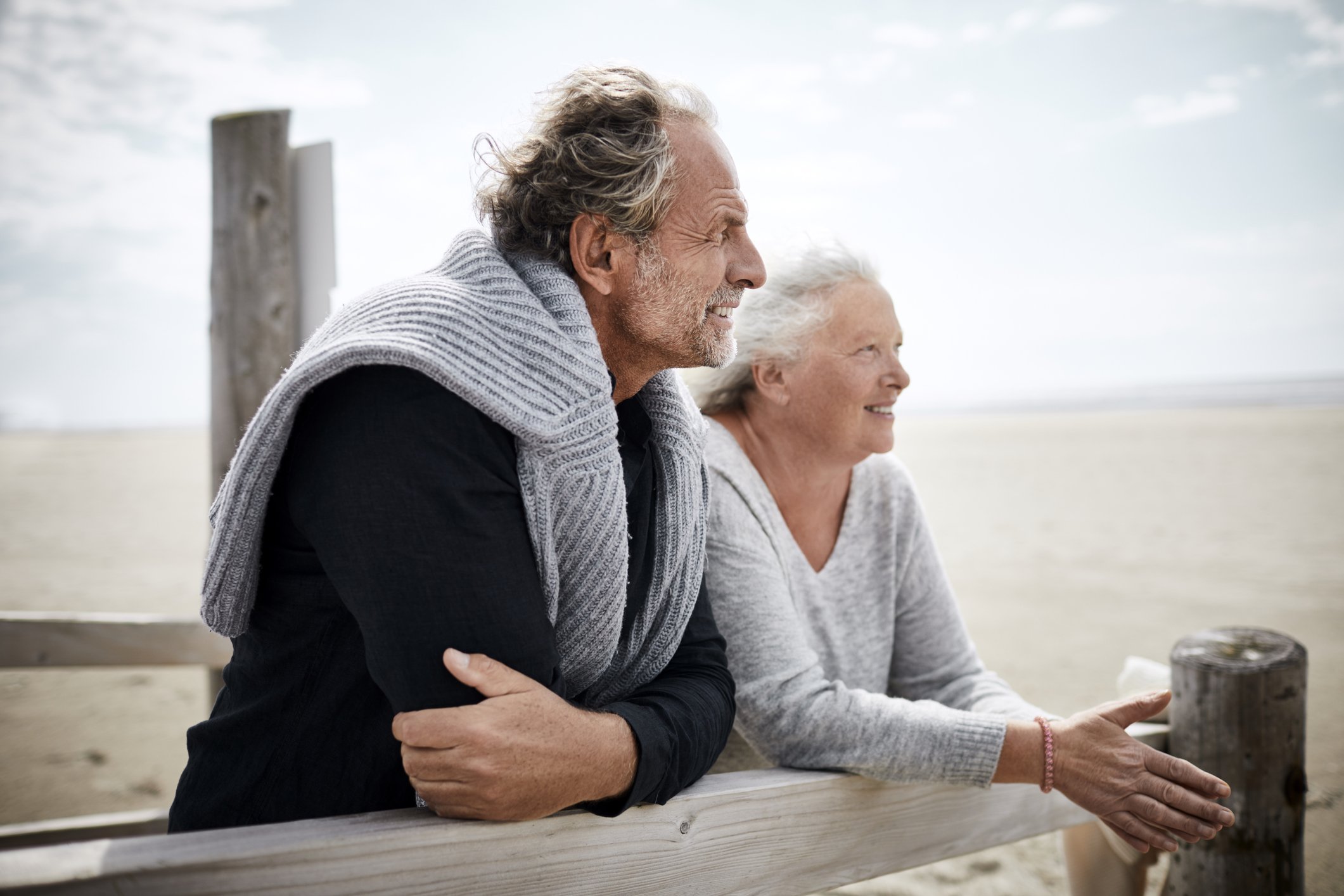 Un couple en promenade sur la plage. | Photo : Getty Images