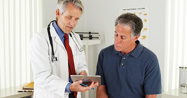 A photo of a man talking to a doctor. | Photo: Shutterstock