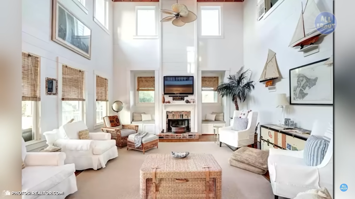 Sandra Bullocks Wohnzimmer in ihrem Haus in Georgia | Quelle: YouTube/ALLABOUT