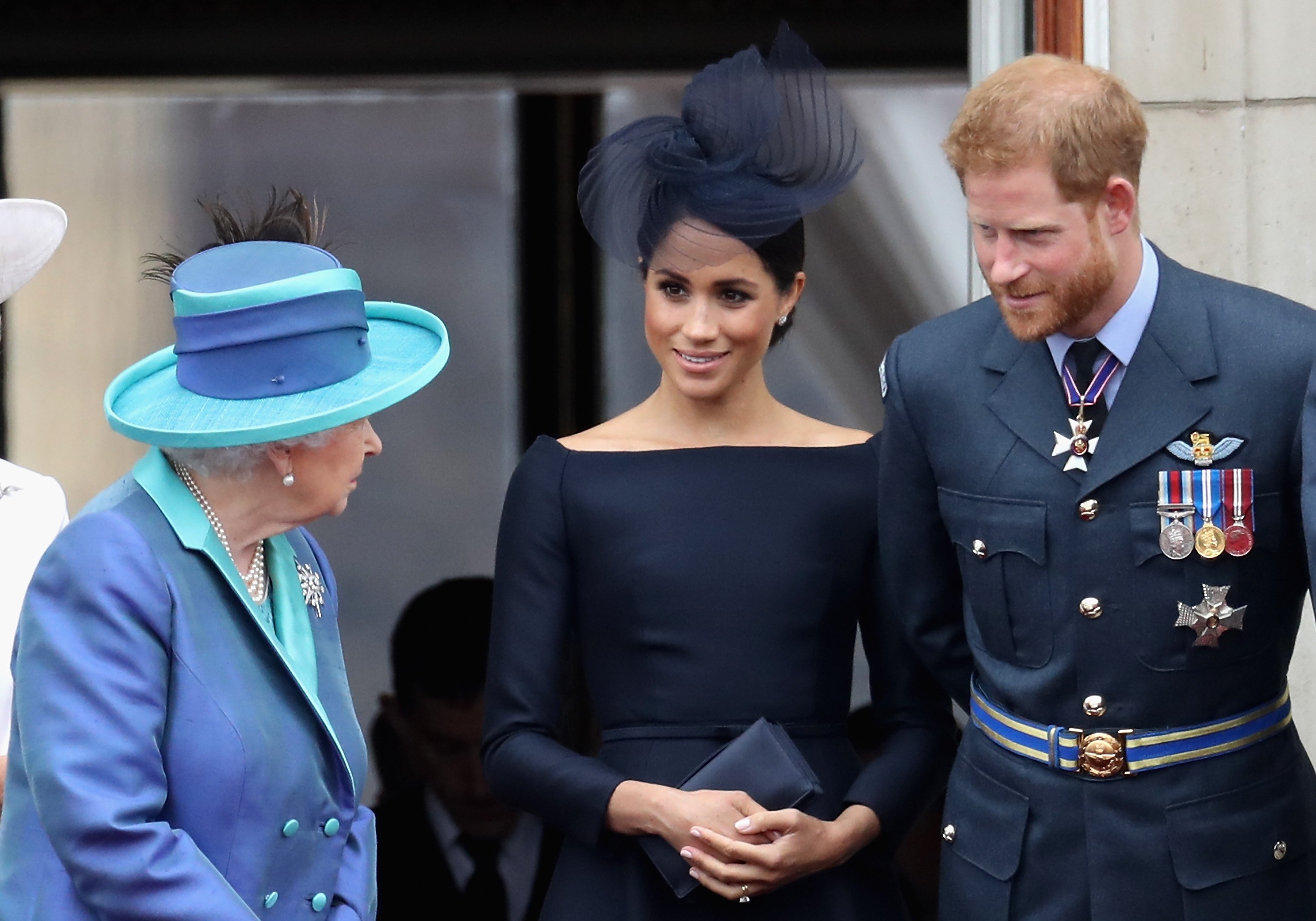 La reina Isabel II, Meghan Markle y el príncipe Harry fotografiaron viendo el vuelo de la RAF en el balcón del Palacio de Buckingham el 10 de julio de 2018 en Londres, Inglaterra. │ Foto: Getty Images