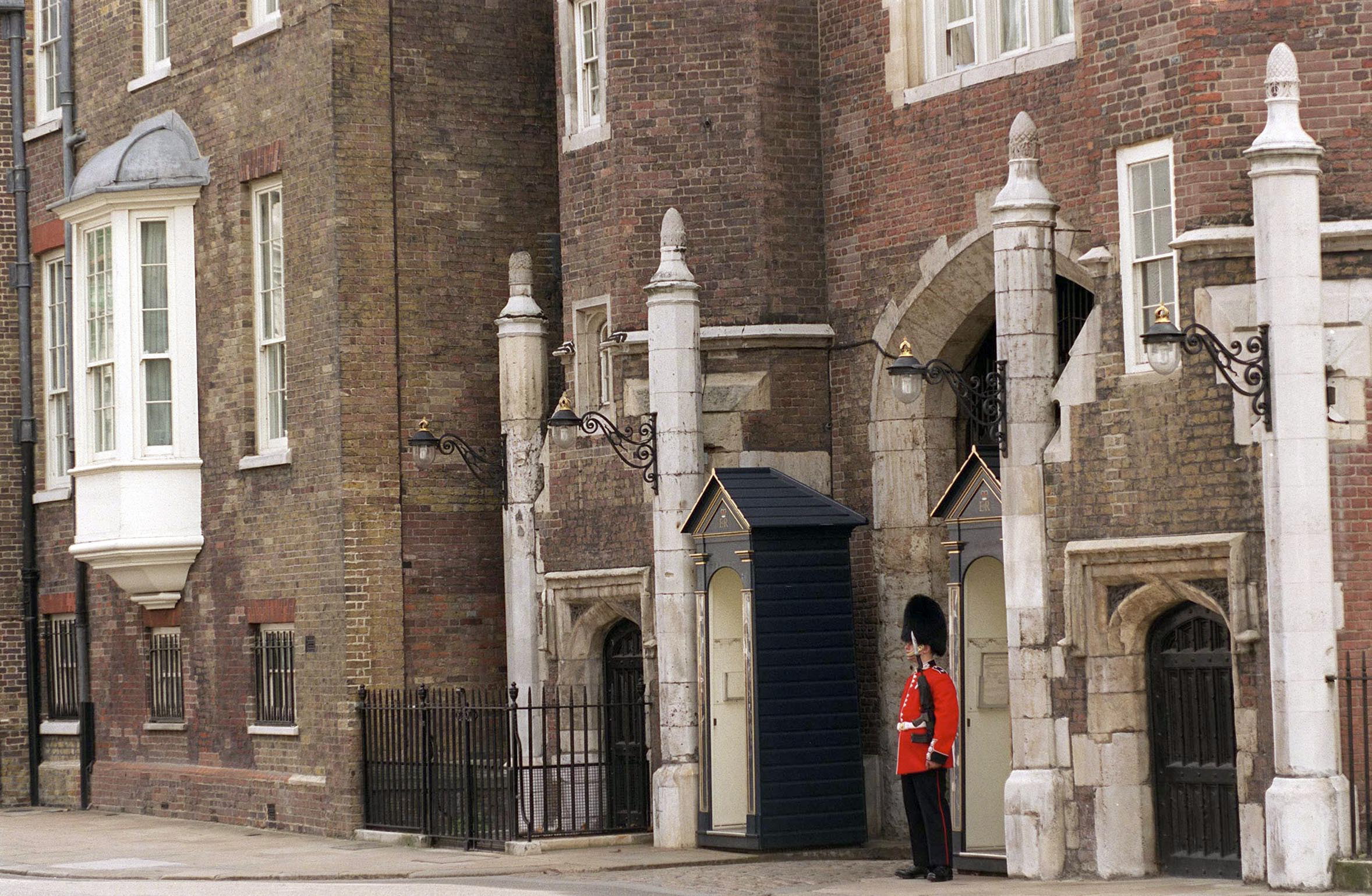 A guardsman outside St. James' Palace circa 1997 | Source: Getty Images