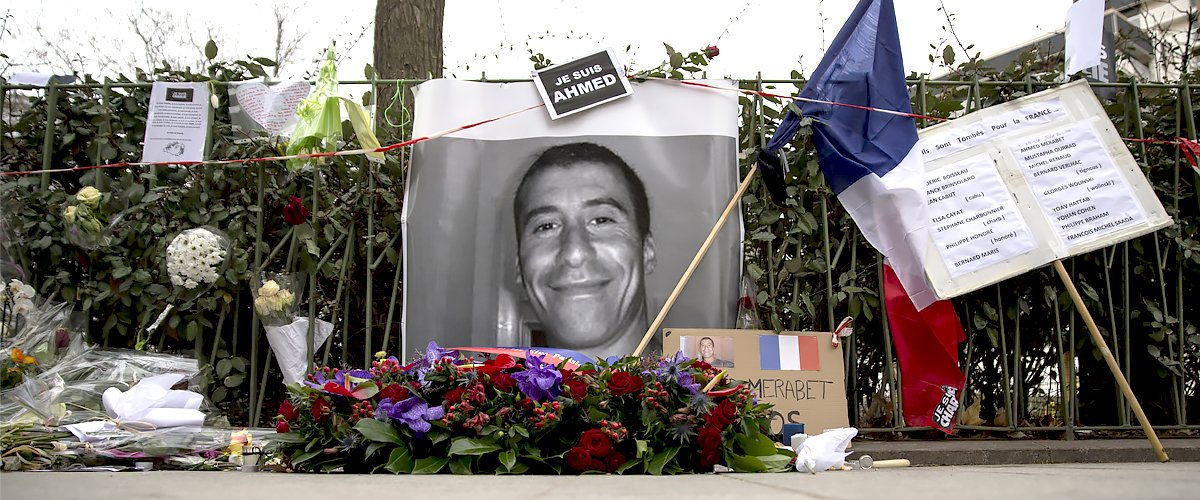 Un hommage au policier Ahmed Merabet assassiné avant ses funérailles le 13 janvier 2015 à Bobigny, en France. | Photo : Getty Images Un hommage au policier Ahmed Merabet assassiné avant ses funérailles le 13 janvier 2015 à Bobigny, en France. | Photo : Getty Images