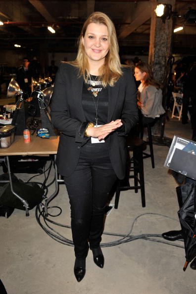 Sophia Kokosalaki pose dans les coulisses du Diesel Black Gold Fall 2010 Fashion Show à New York. | Photo : GettyImage Sophia Kokosalaki pose dans les coulisses du Diesel Black Gold Fall 2010 Fashion Show à New York. | Photo : GettyImage