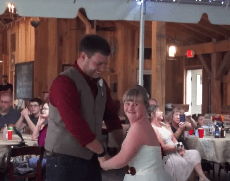 Bei seiner Hochzeit tanzt ein Bräutigam mit seiner Schwägerin, die das Down-Syndrom hat | Quelle: Youtube/Inside Edition