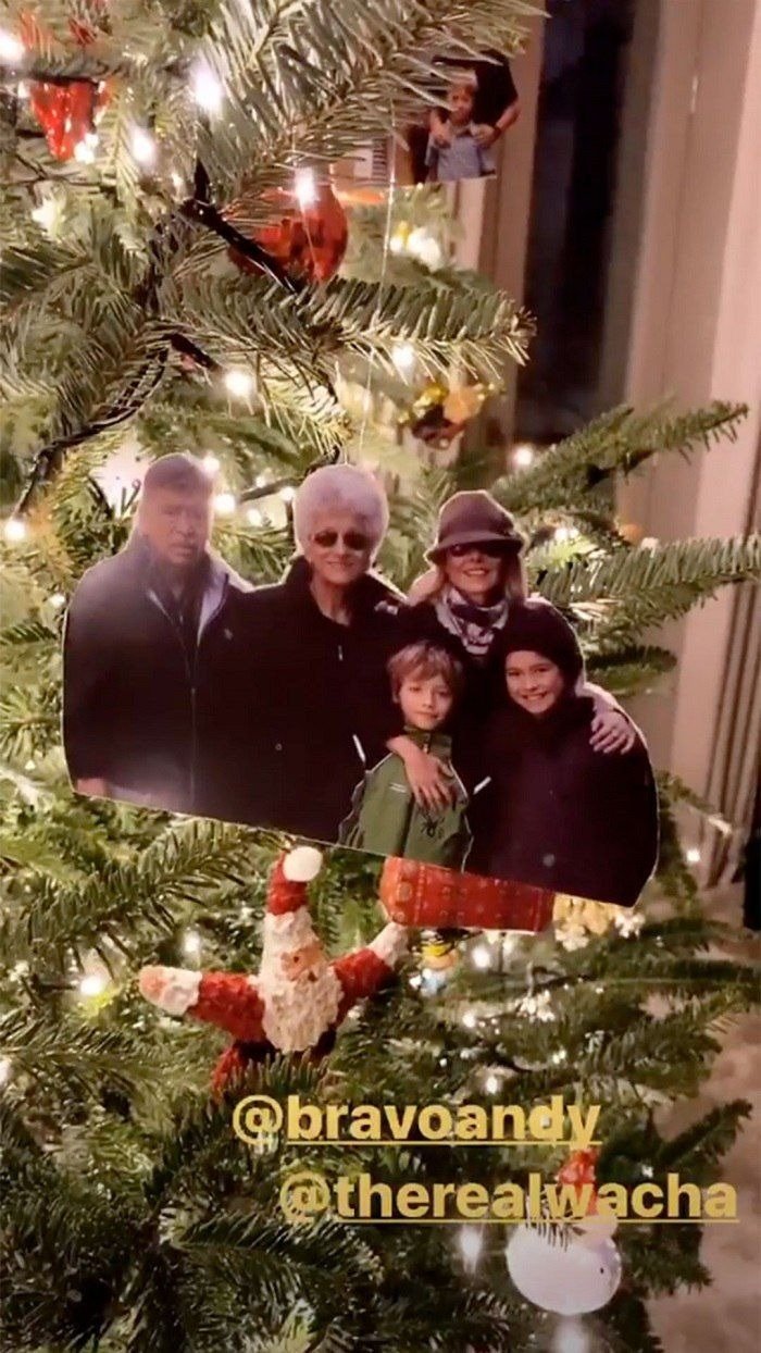 A picture of the Consuelos hanging on a Christmas tree | Photo: Instagram/Kelly Ripa