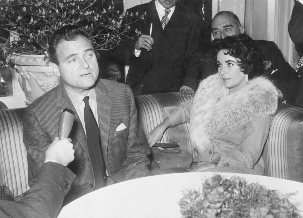 Elizabeth Taylor and Mike Todd at a cocktail party held in their honor in Rome on February 12, 1958  | Photo: Kurt Hutton/Keystone/Getty Images