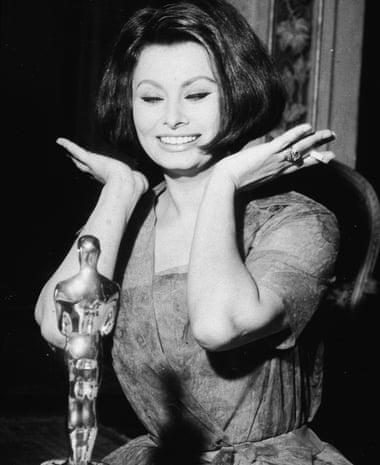 Sophia Loren with the best actress Oscar she won in 1962 for "La Ciociara" (Two Women). | Source: Getty Images