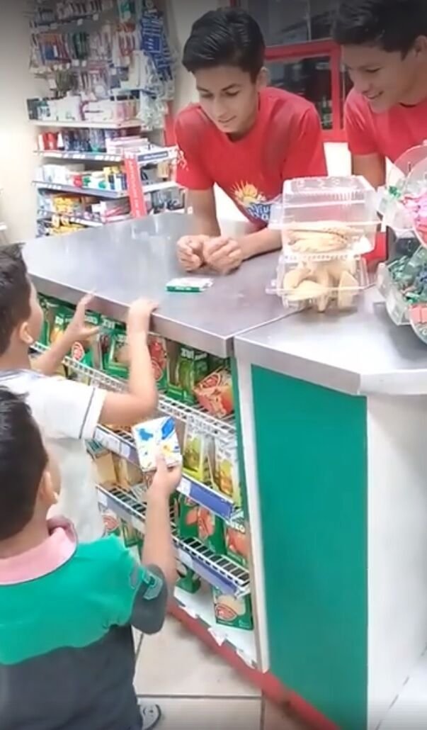 Niños devuelven chicles que habían hurtado en una tienda.| Foto: Facebook/AndreaRenee Niños devuelven chicles que habían hurtado en una tienda.| Foto: Facebook/AndreaRenee