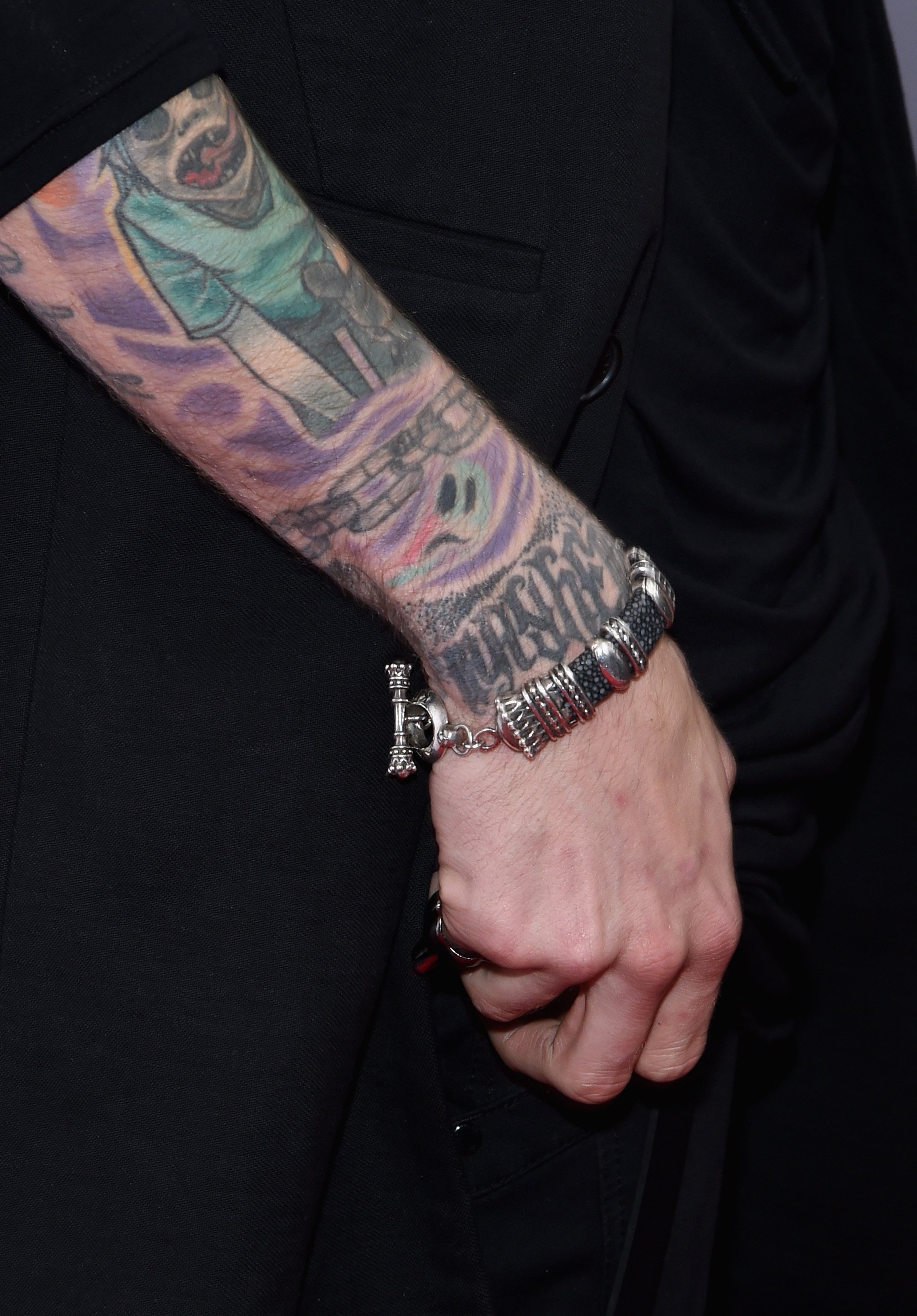 Machine Gun Kelly's wrist chain tattoo. | Source: Getty Images