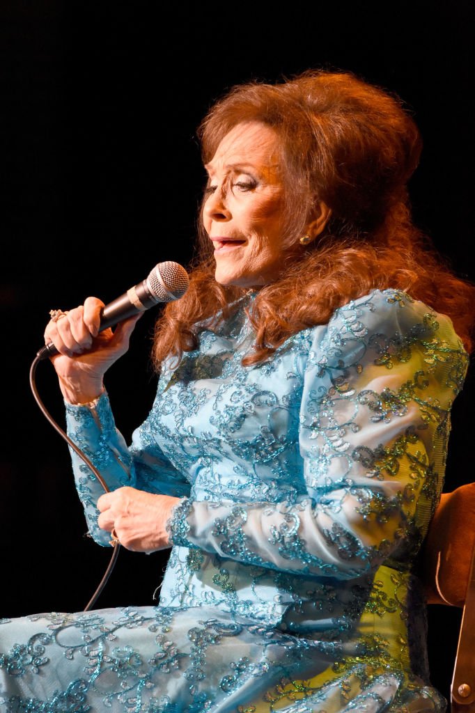 Loretta Lynn performs at The Louisville Palace on March 31, 2017 in Louisville, Kentucky. | Source: Getty Images