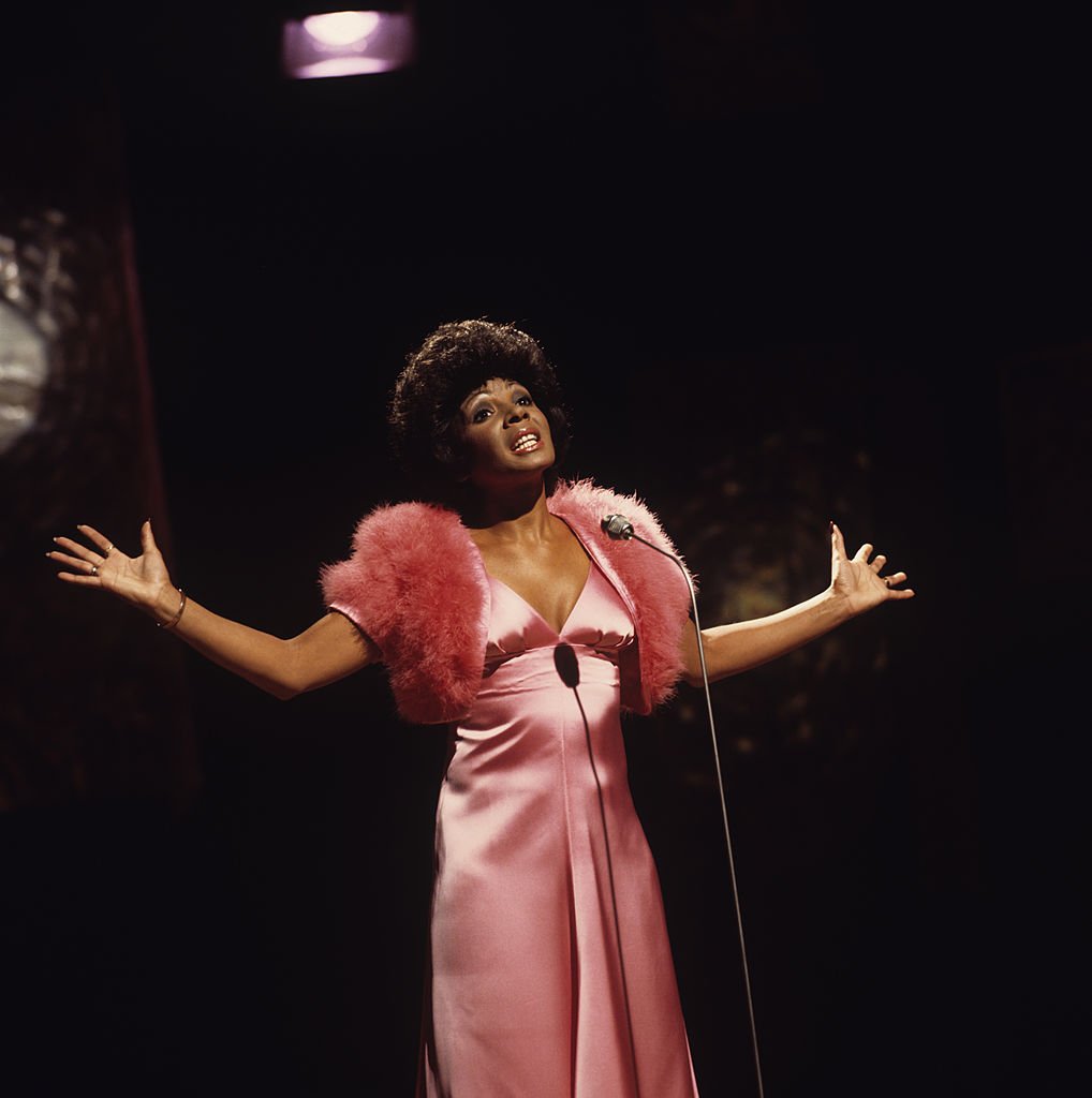 Shirley Bassey performs live on stage in 1970.  | Photo: Getty Images