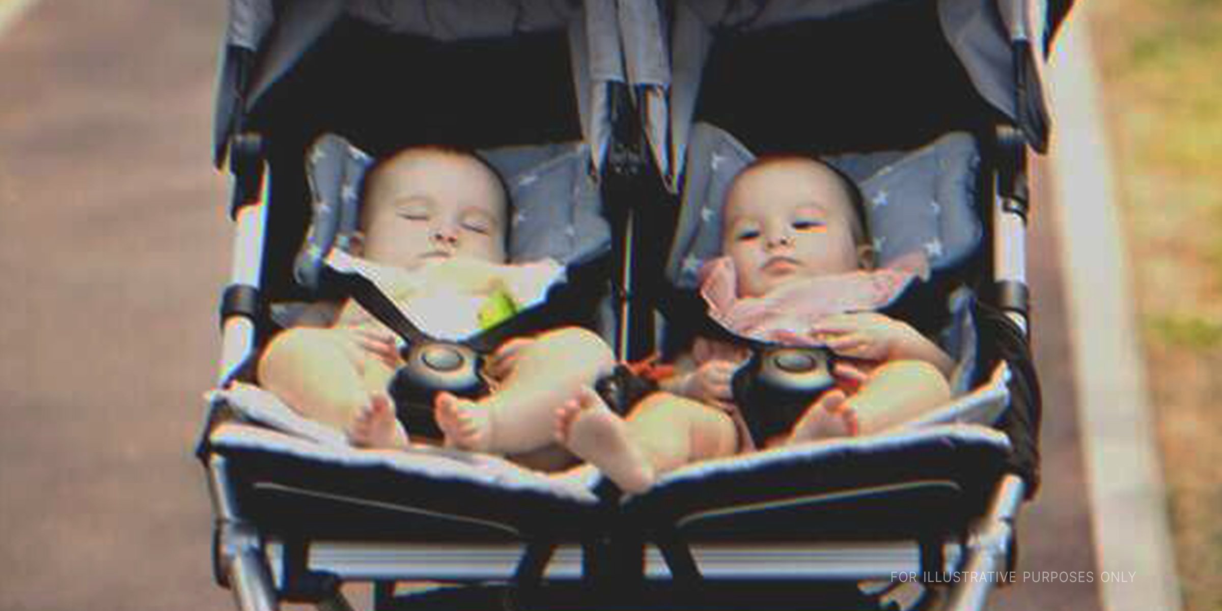 Twin babies in a stroller | Source: Shutterstock 