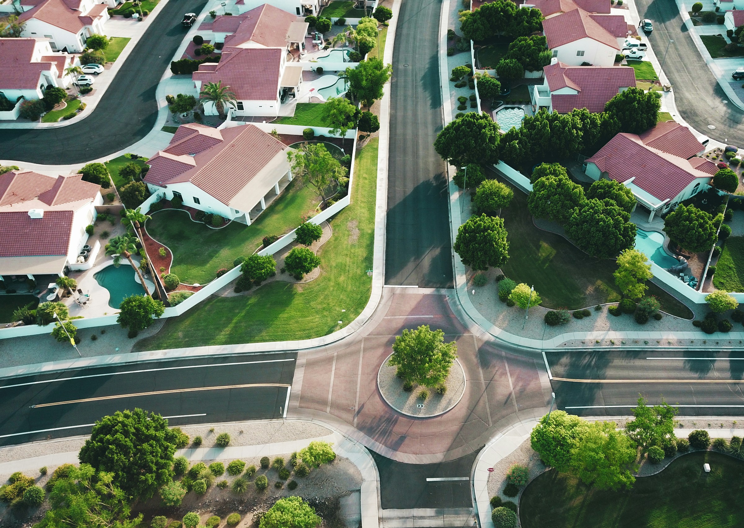 Vista de drone de um bairro pitoresco | Fonte: Unsplash