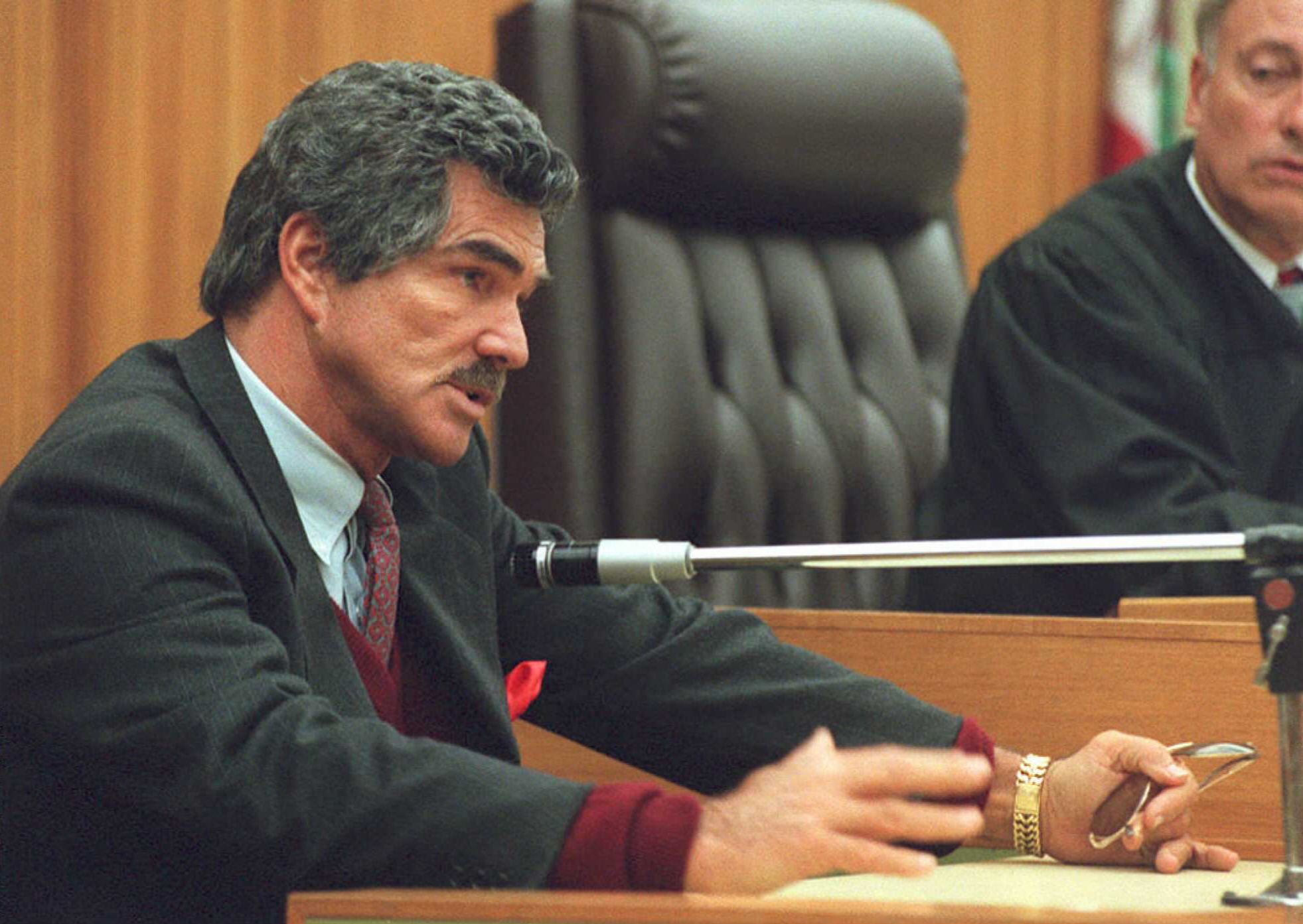 Burt Reynolds testifies on the stand at the start of his divorce trial from Loni Anderson over child support issues on December 5, 1994, in Los Angeles, California | Source: Getty Images